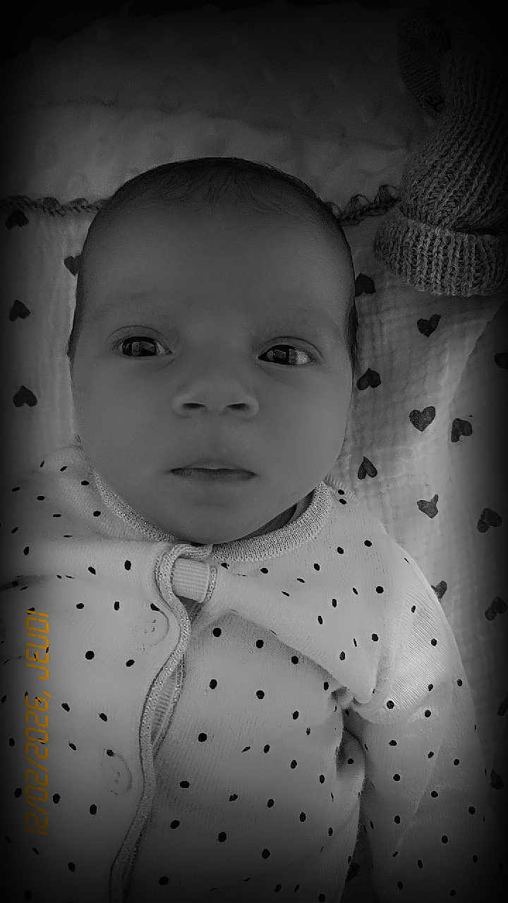 Oria participe au concours pour gagner de l'argent avec cette photo : baby, infant, newborn, face, eyes, onesie, polka_dot_clothing, blanket, heart_pattern, knit_hat, portrait, close_up, black_and_white, timestamp, clothing, bedding, lying_down, gaze, skin, cute