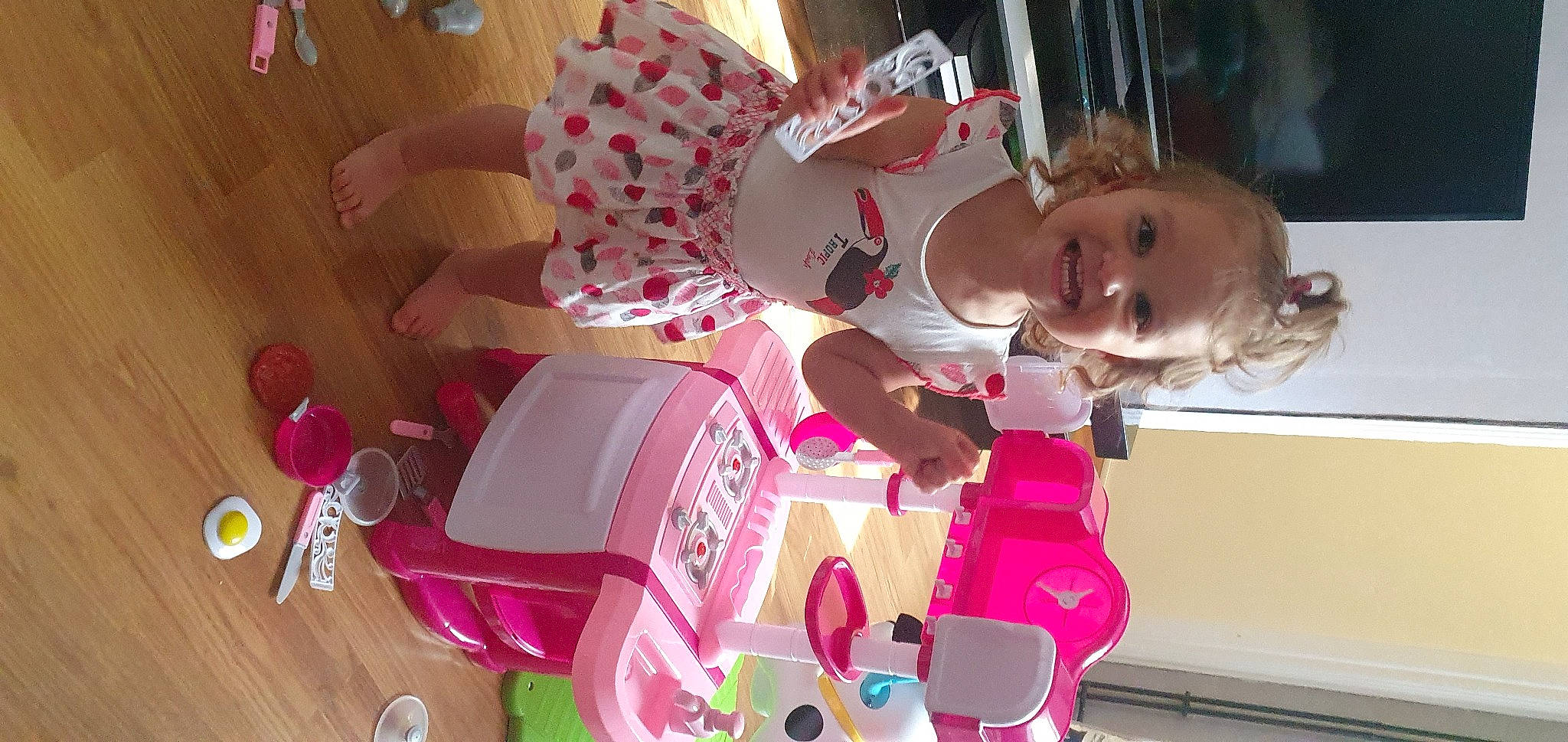 Océane participe au concours pour gagner de l'argent avec cette photo : baby, baby_products, carmine, child, event, fictional_character, fun, holiday, joy, magenta, party, person, pink, plastic, riding_toy, room, smile, tire, toddler, toy