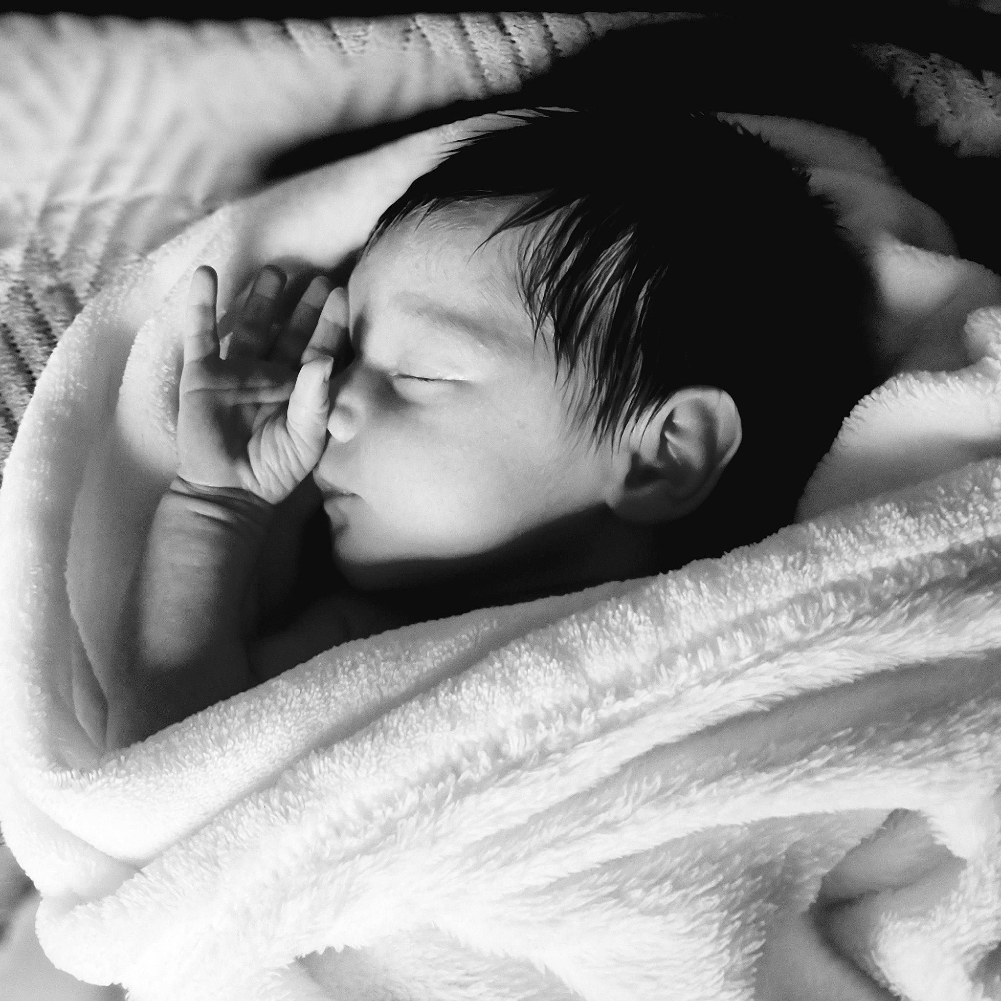 Lysandro a rejoint le concours — aidez-le/la à gagner de superbes lots ! arm, baby, black_and_white, comfort, eye, eyebrow, flash_photography, gesture, hand, happy, head, interaction, linens, muscle, nose, person, skin, style, textile, toddler
