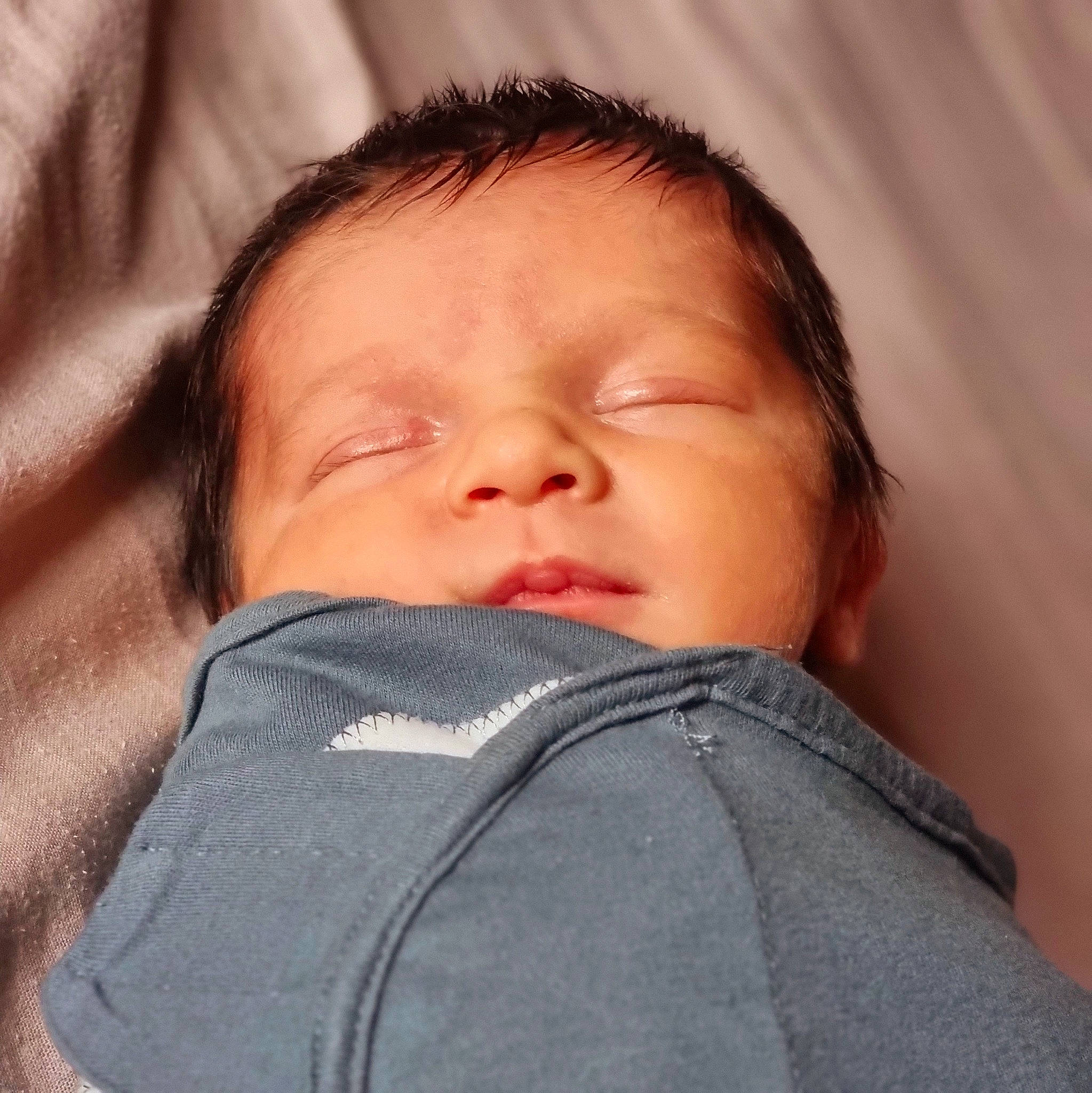 Lysandro a rejoint le concours — aidez-le/la à gagner de superbes lots ! baby, baby_sleeping, baby_toddler_clothing, cheek, close_up, collar, comfort, eye, eyebrow, eyelash, face, facial_expression, happy, head, iris, linens, lip, nose, person, sleeve
