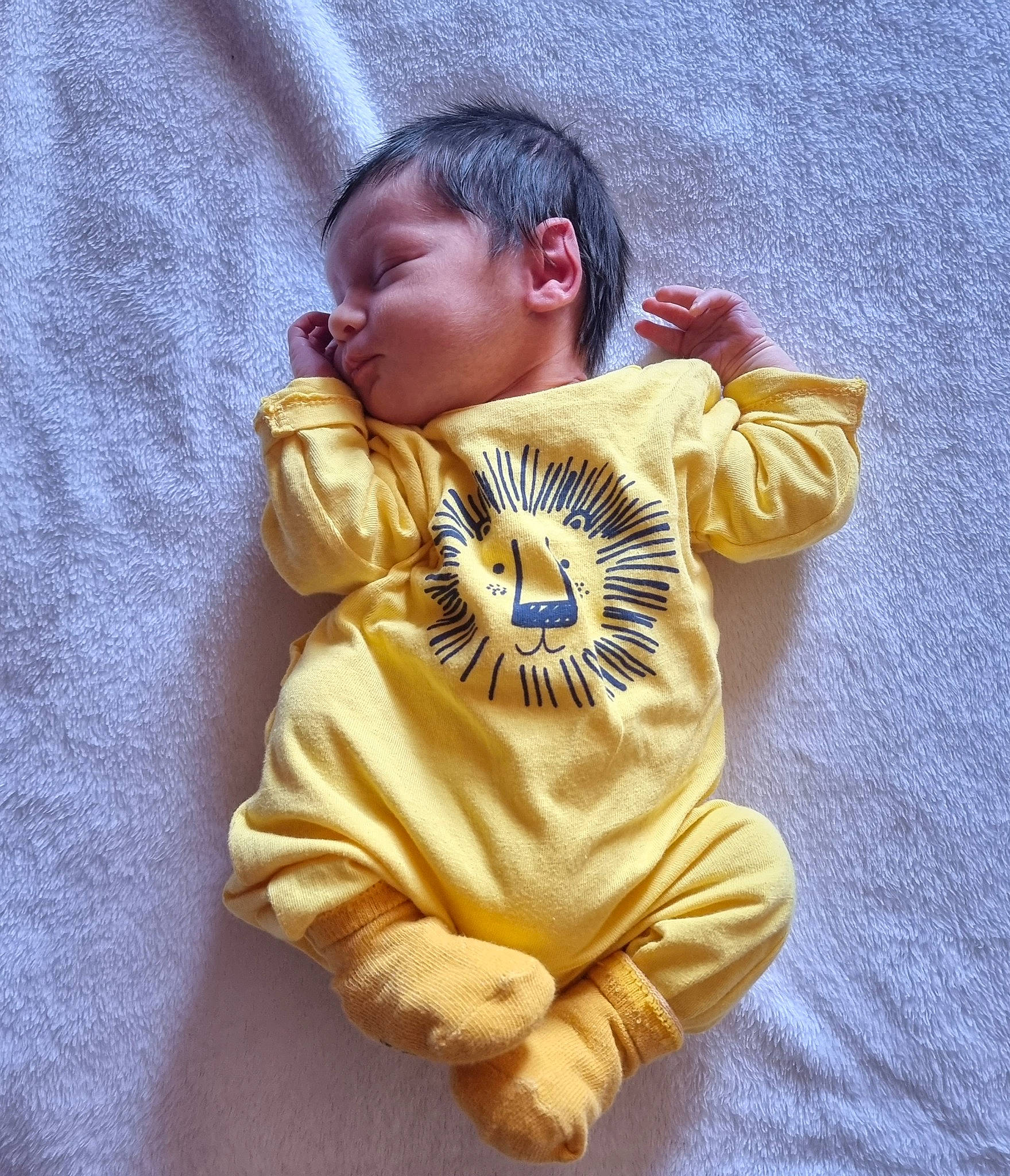 Lysandro a rejoint le concours — aidez-le/la à gagner de superbes lots ! arm, baby, baby_sleeping, baby_toddler_clothing, child, finger, fun, fur, gesture, hand, happy, human_body, jacket, linens, person, play, sitting, sleeve, t_shirt, textile