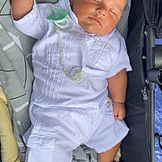 Antoine a rejoint le concours — aidez-le/la à gagner de superbes lots ! baby, sleeping, white_clothing, pacifier, stroller, blanket, infant, peaceful, child, soft_fabric, cute, resting, small_hand, small_foot, indoors, portrait, closeup, relaxing, infant_clothes, baby_accessory