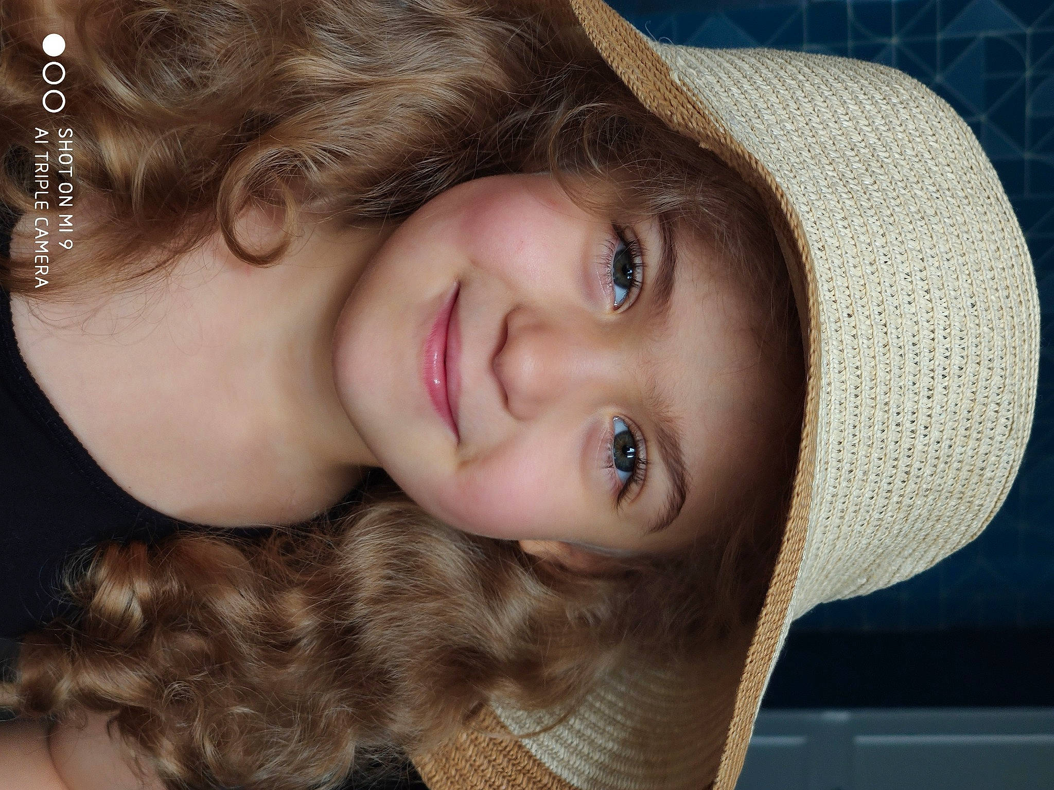 Louise participe au concours pour gagner de l'argent avec cette photo : beauty, blond, brown_hair, cheek, chin, eye, eyebrow, face, facial_expression, forehead, hair, hairstyle, head, headwear, human, joy, lip, neck, nose, organ