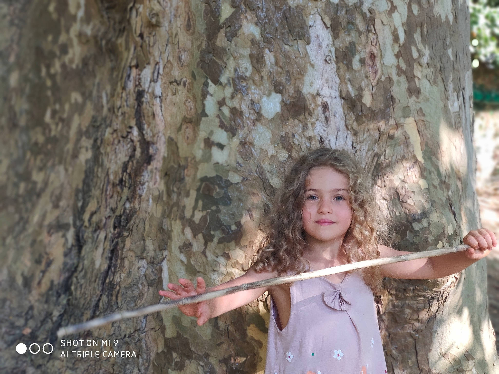 Louise participe au concours pour gagner de l'argent avec cette photo : hair, joy, long_hair, person, photography, plant, portrait_photography, smile, tree, trunk, woody_plant