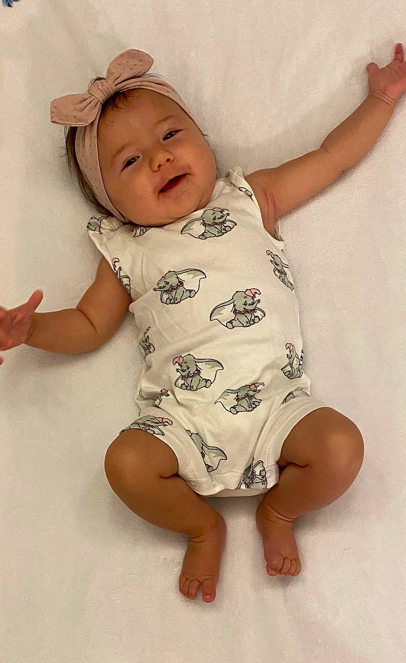 Kimberley participe au concours pour gagner de l'argent avec cette photo : arm, baby, baby_toddler_clothing, barefoot, cheek, child, comfort, elbow, finger, foot, gesture, happy, headgear, headwear, human_leg, person, skin, sleeve, smile, stomach