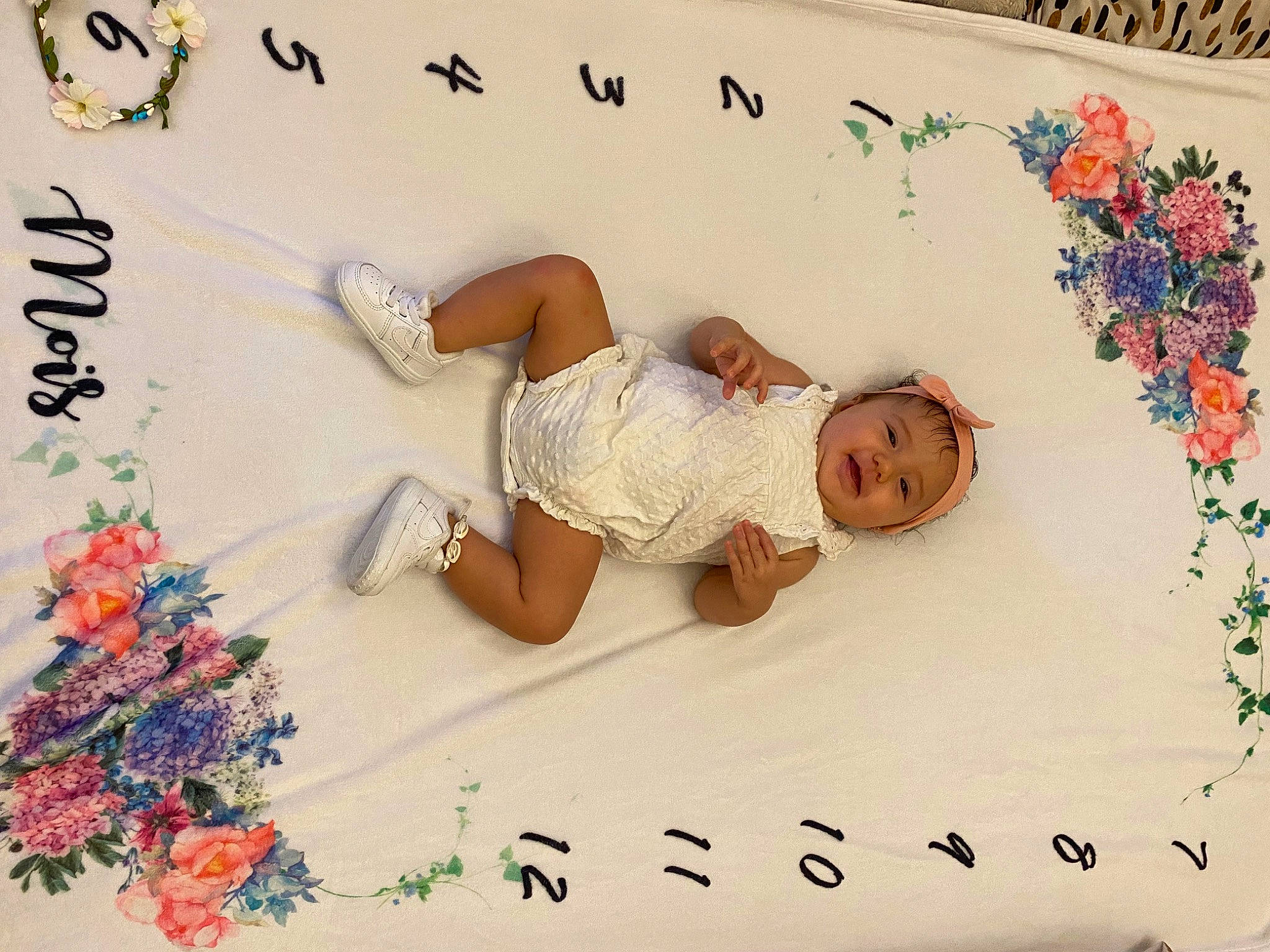 Kimberley a rejoint le concours — aidez-le/la à gagner de superbes lots ! art, baby, child, comfort, flooring, floral_design, font, happy, headwear, organism, paper, paper_product, pattern, person, petal, plant, product, room, textile, toddler