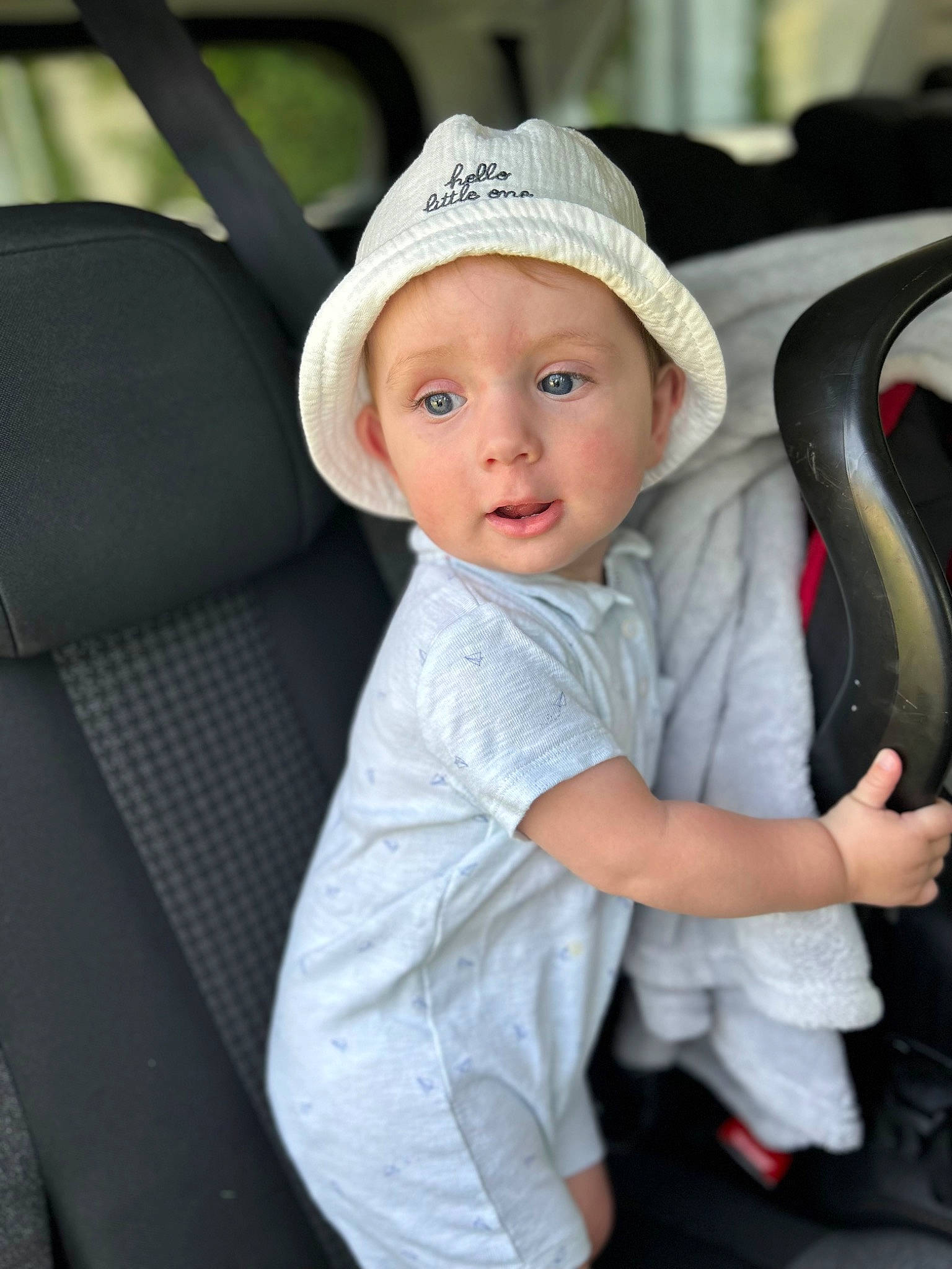 Ismael a rejoint le concours — aidez-le/la à gagner de superbes lots ! auto_part, baby, baby_toddler_clothing, cap, car_seat, child, comfort, family_car, fashion_accessory, flash_photography, happy, hat, headwear, luxury_vehicle, person, sitting, smile, steering_wheel, sun_hat, toddler