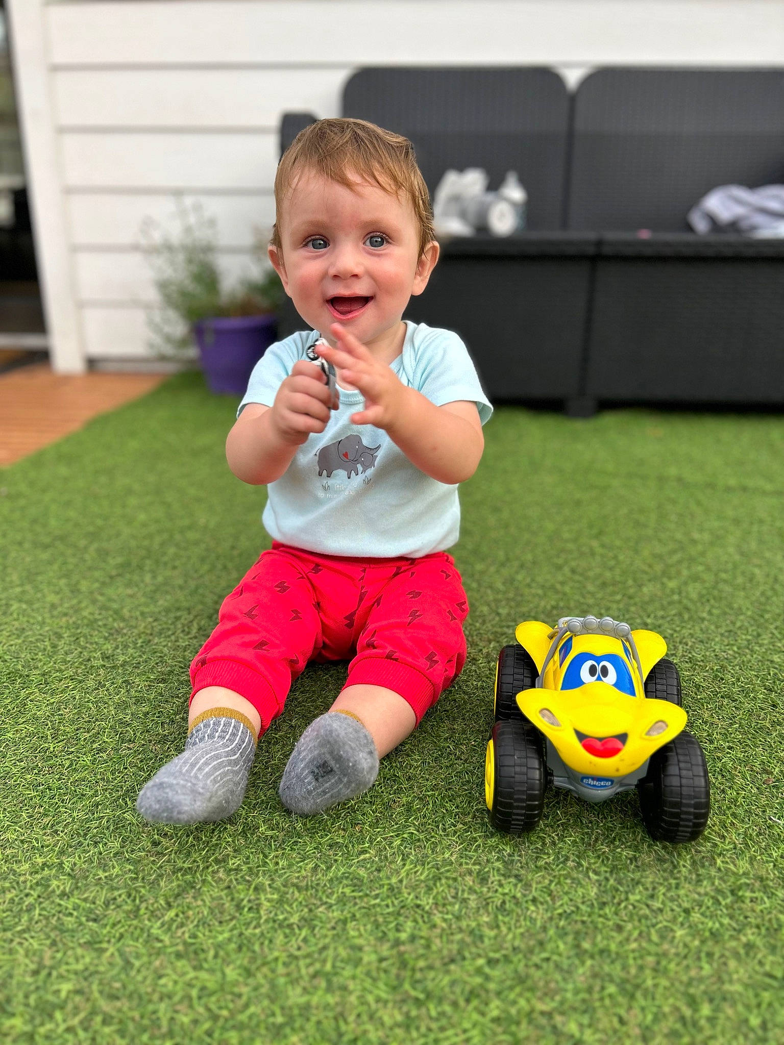 Ismael a rejoint le concours — aidez-le/la à gagner de superbes lots ! baby, baby_toddler_clothing, child, flooring, football, fun, grass, happy, joy, lawn, leisure, people_in_nature, person, plant, recreation, riding_toy, smile, tire, toddler, toy