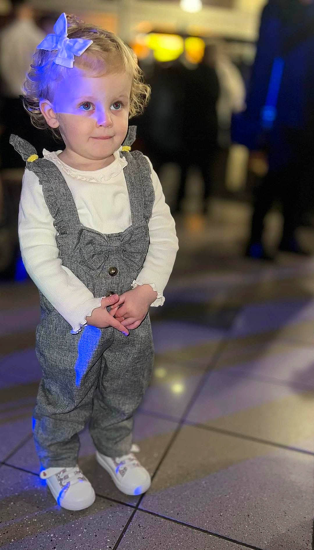 Giulia participe au concours pour gagner de l'argent avec cette photo : baby_toddler_clothing, child, cool, electric_blue, entertainment, event, eye, fashion, fashion_design, flooring, fun, hairstyle, happy, jewellery, magenta, performing_arts, person, purple, standing, toddler