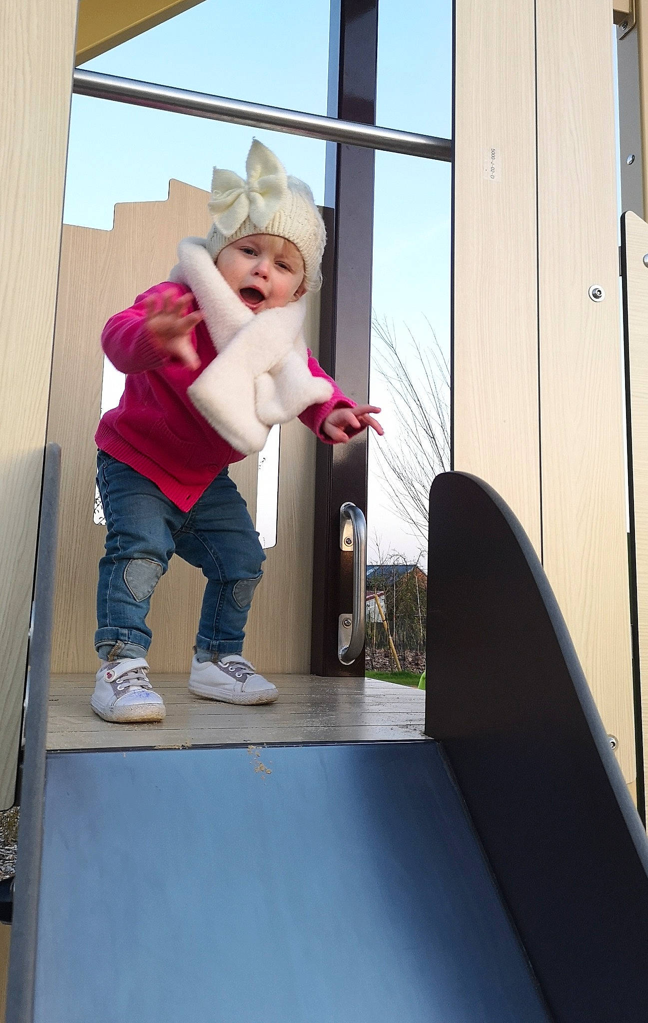 Giulia a rejoint le concours — aidez-le/la à gagner de superbes lots ! child, daylighting, fun, happy, hat, headwear, house, knee, leisure, magenta, outdoor_play_equipment, person, play, recreation, room, sky, standing, sun_hat, t_shirt, toddler