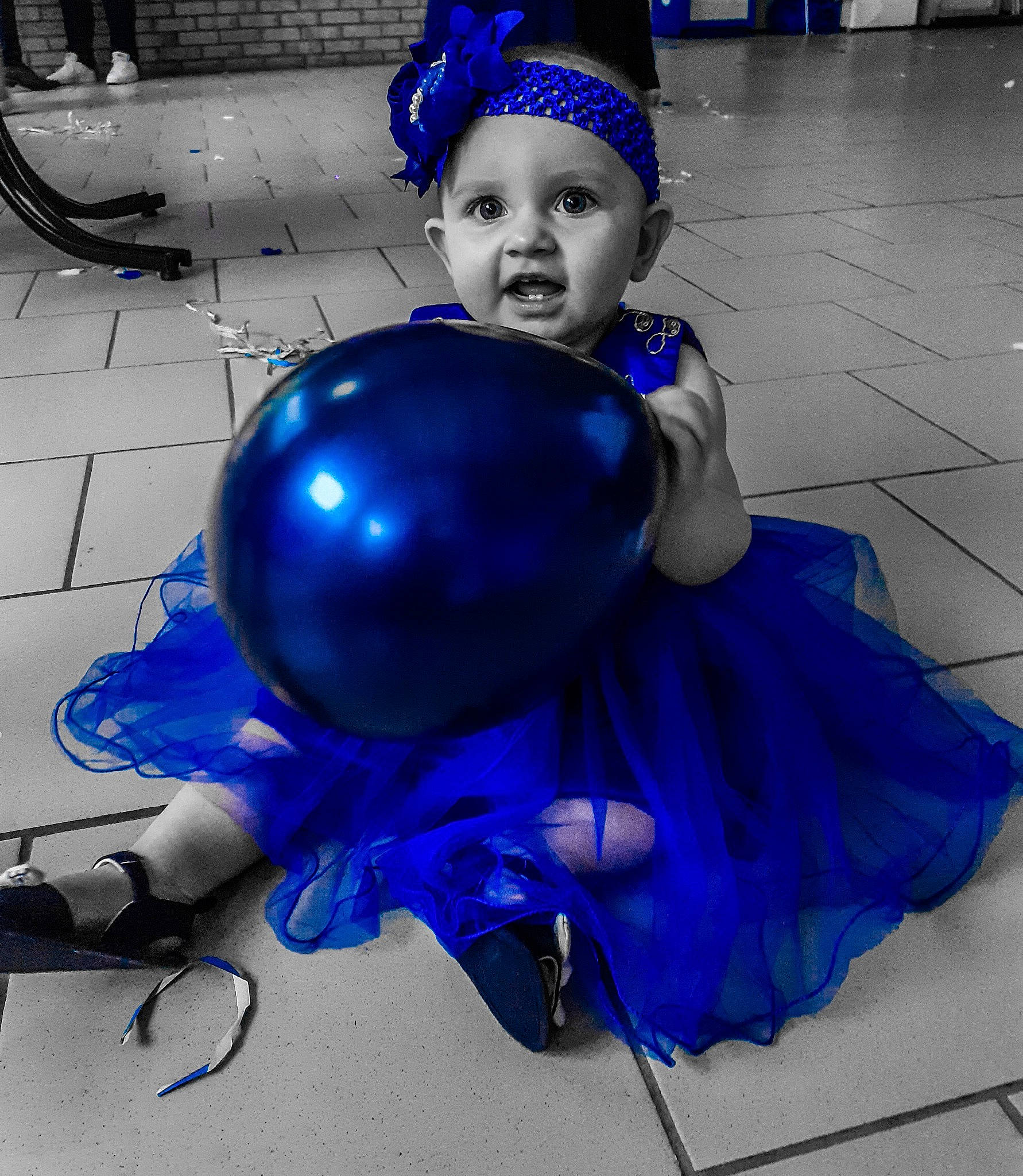 Hélena participe au concours pour gagner de l'argent avec cette photo : balloon, blue, child, costume, electric_blue, entertainment, event, fictional_character, fun, happy, hat, head, headgear, headwear, party_supply, person, personal_protective_equipment, photograph, purple, recreation