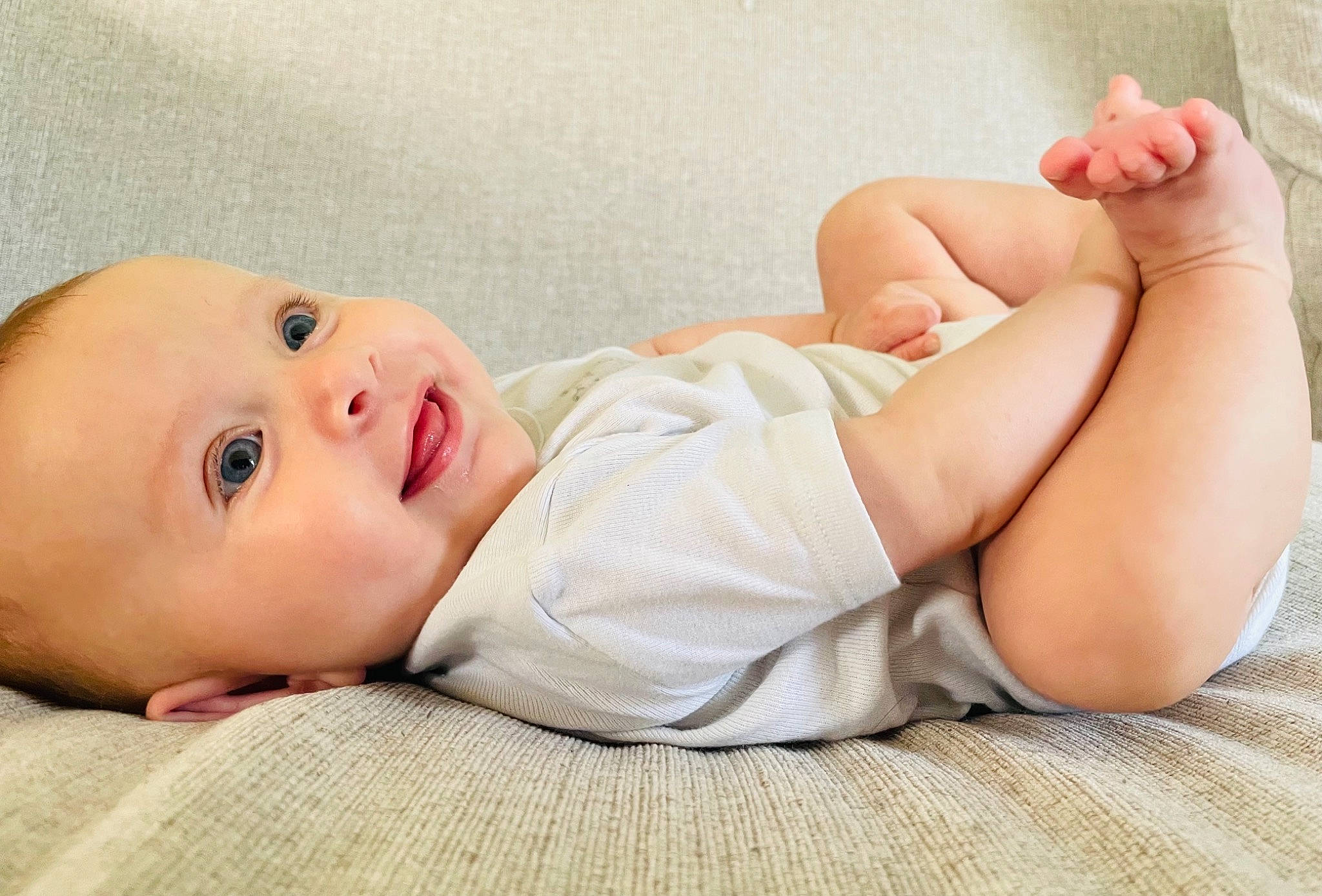 Anna-rose participe au concours pour gagner de l'argent avec cette photo : baby, baby_toddler_clothing, barefoot, blond, child, comfort, flash_photography, floor, flooring, foot, happy, human_body, human_leg, knee, leg, person, skin, sleeve, thigh, toddler