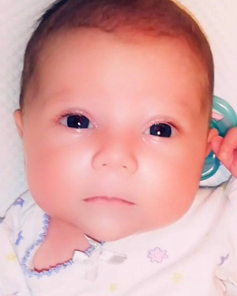 Heline participe au concours pour gagner de l'argent avec cette photo : baby, beauty, cheek, child, chin, close_up, ear, eye, eyebrow, face, forehead, head, iris, lip, mouth, nose, organ, person, pink, skin