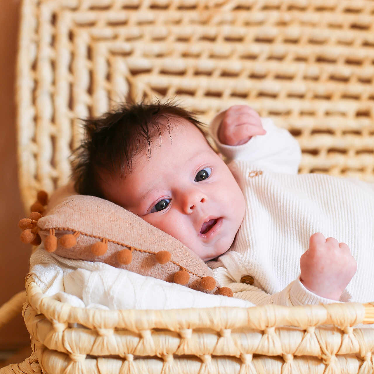Emma participe au concours pour gagner de l'argent avec cette photo : baby, basket, bed, blanket, bodypart, cradle, crib, face, finger, furniture, hand, head, hiding, infantbed, newborn, person, photography, portrait