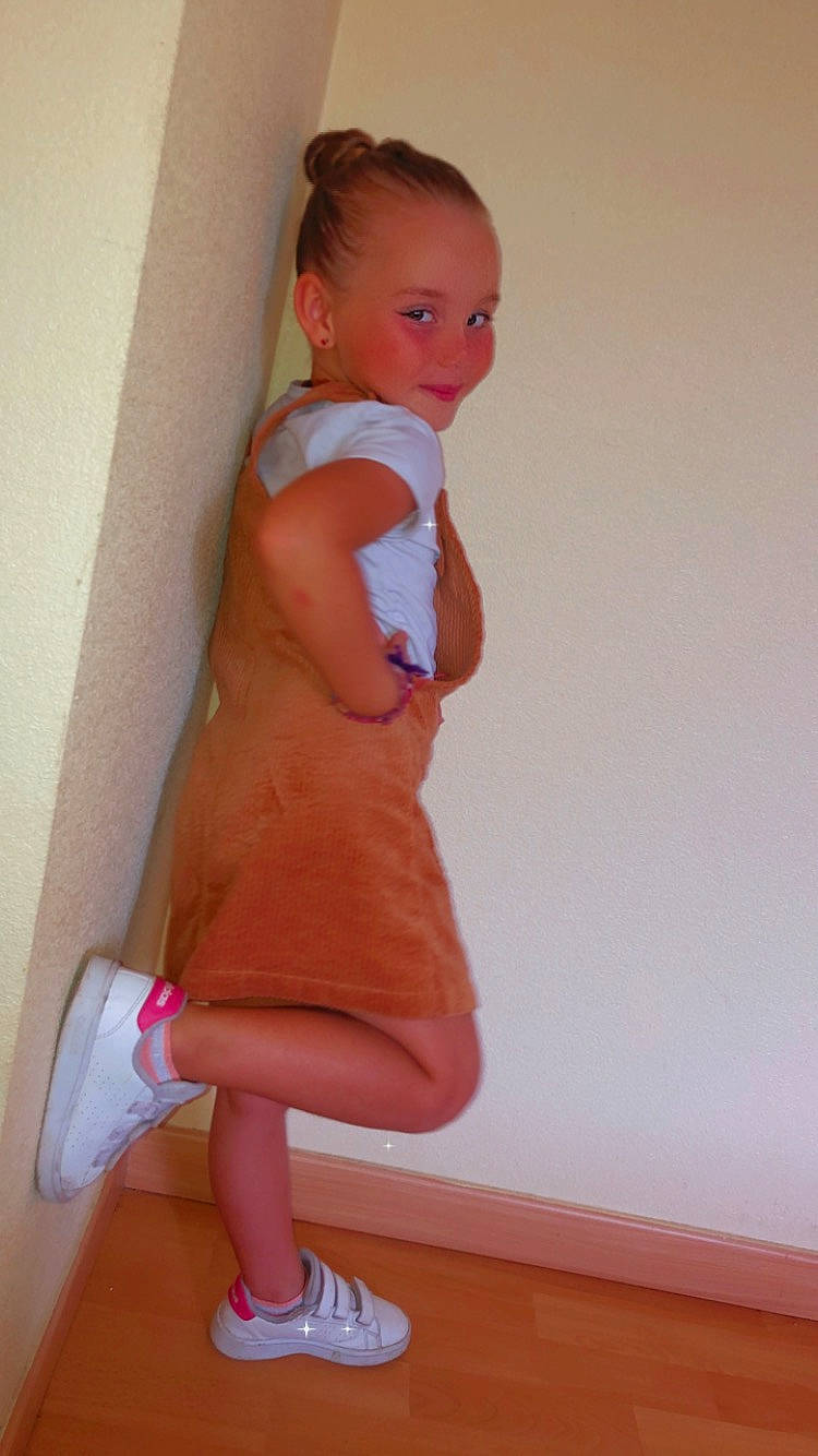 Lyna a rejoint le concours — aidez-le/la à gagner de superbes lots ! abdomen, baby, baby_toddler_clothing, blond, calf, day_dress, dress, elbow, human_body, human_leg, knee, magenta, peach, person, pink, sleeve, sock, thigh, toddler, trunk