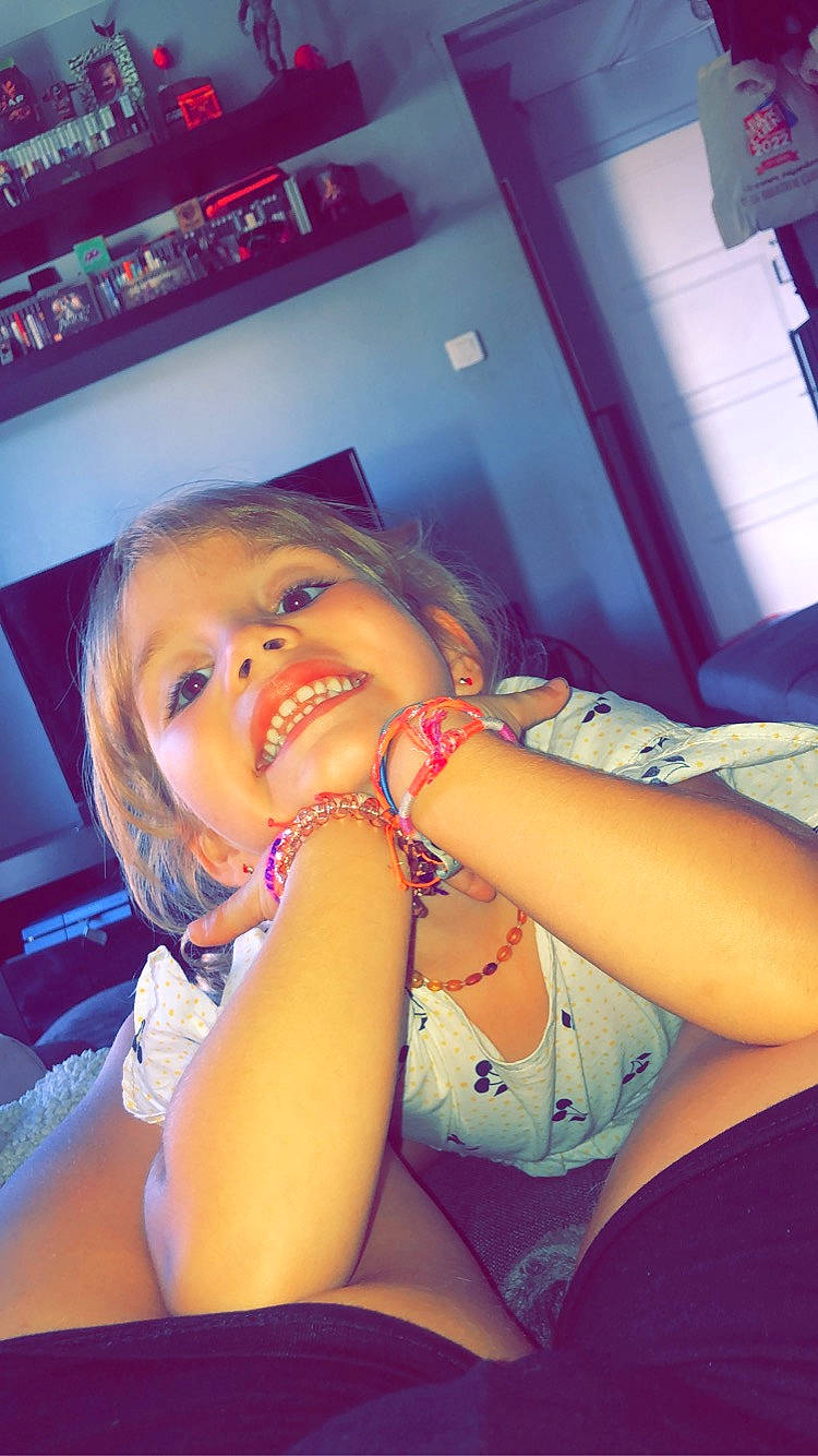 Lyna a rejoint le concours — aidez-le/la à gagner de superbes lots ! black_hair, brown_hair, comfort, elbow, electric_blue, event, flash_photography, fun, gesture, happy, human_leg, jewellery, leisure, mouth, nail, person, sitting, smile, thigh, thumb