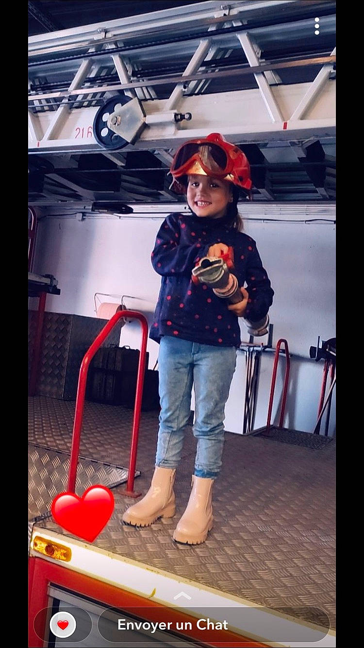 Lyna a rejoint le concours — aidez-le/la à gagner de superbes lots ! ball, baseball_cap, boats_and_boating_equipment_and_supplies, cap, child, eyewear, fish, flooring, fun, goggles, hat, headwear, jacket, joy, leisure, person, personal_protective_equipment, recreation, smile, sunglasses