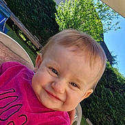 Thanaïs participe au concours pour gagner de l'argent avec cette photo : baby, bench, blue_sky, child, cushion, daylight, face, grass, greenery, happy, head, nature, outdoor, person, portrait, relaxation, shirt, smiling, sunny, umbrella