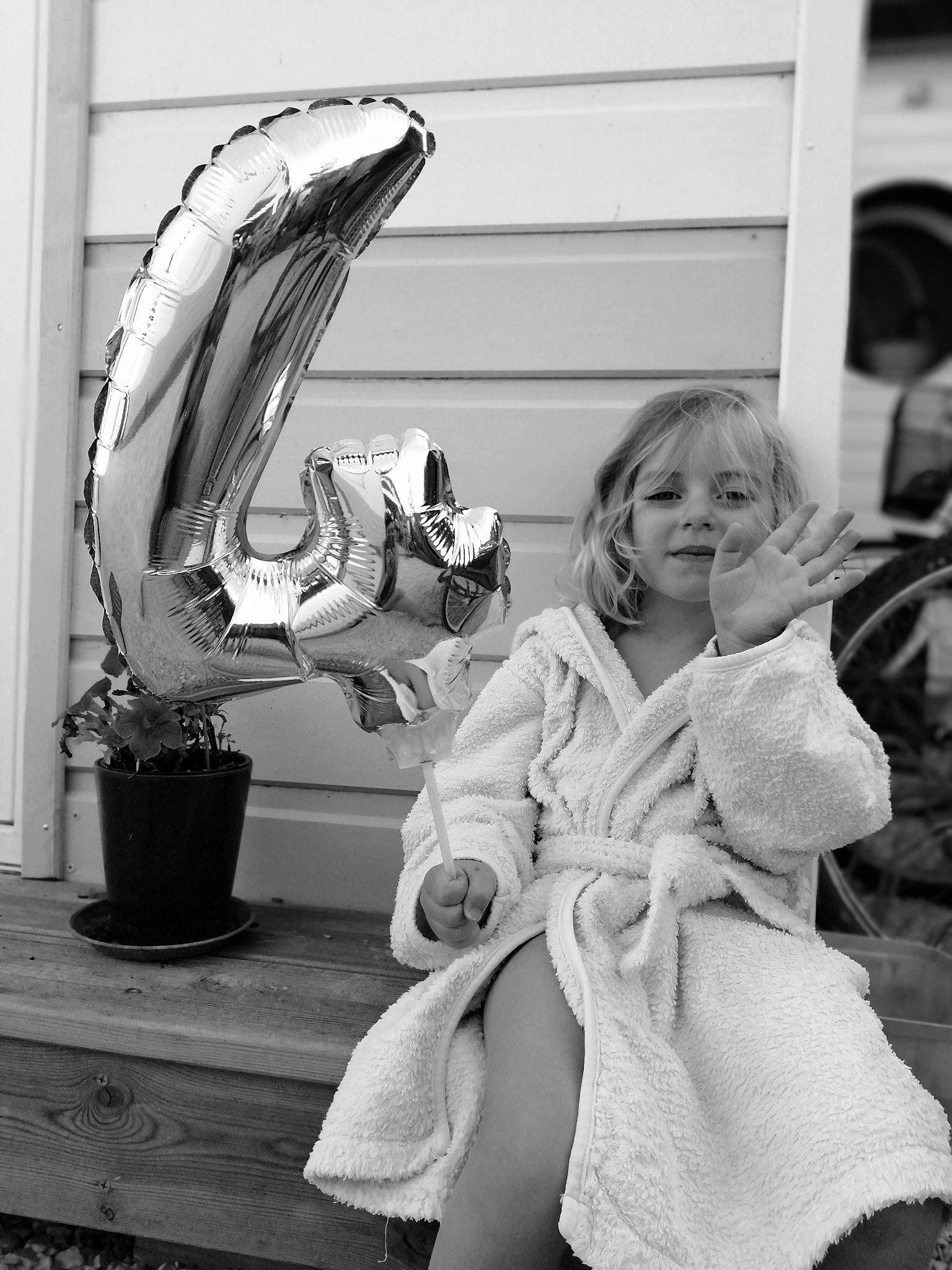Hina participe au concours pour gagner de l'argent avec cette photo : black_and_white, child, dolphin, fish, happy, monochrome, monochrome_photography, person, photograph, photography, plant, smile, stock_photography, style, vacation, white