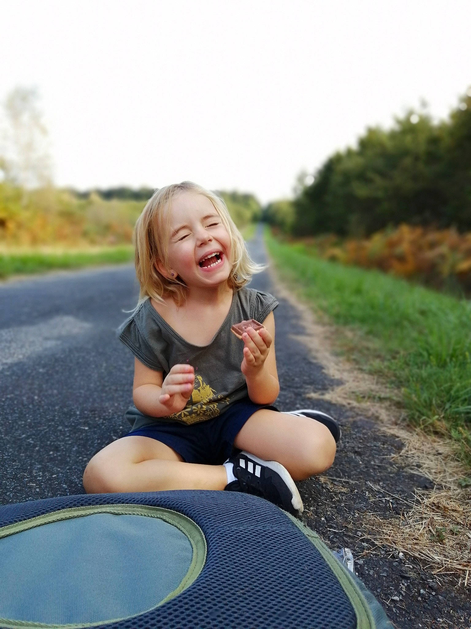 Hina participe au concours pour gagner de l'argent avec cette photo : child, facial_expression, fun, grass, happy, laugh, leisure, people, person, photograph, photography, play, portrait_photography, recreation, sitting, skin, smile, summer, sunlight, toddler