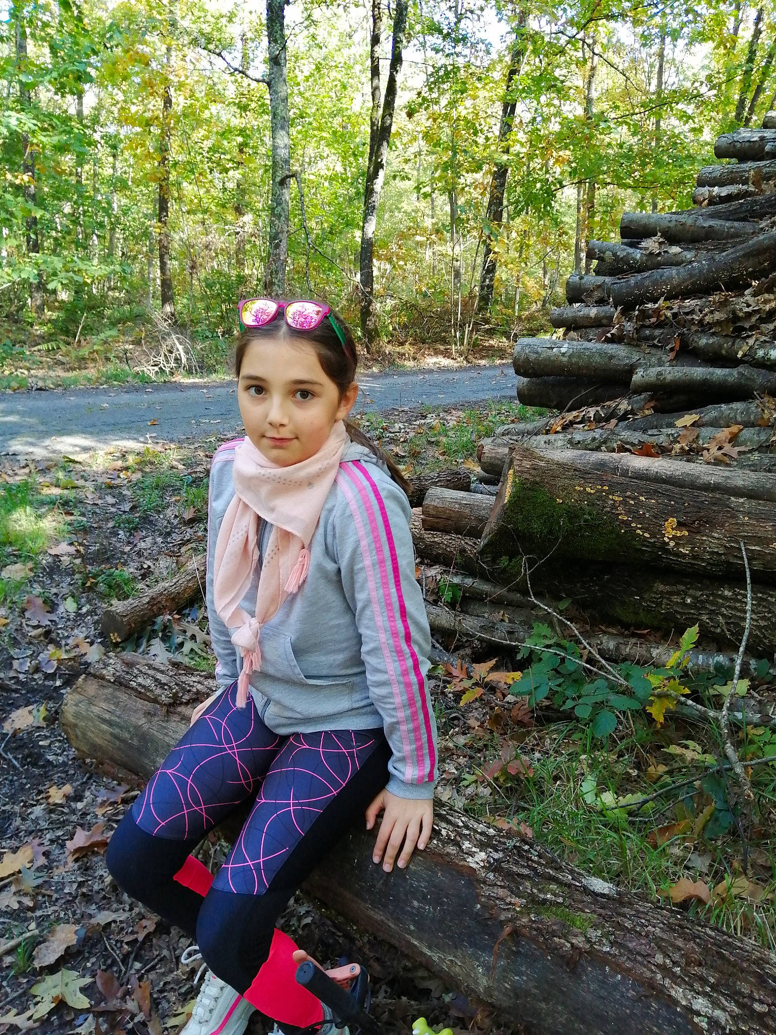 Lilly a rejoint le concours — aidez-le/la à gagner de superbes lots ! baby_toddler_clothing, boot, child_model, deciduous, fashion_accessory, forest, goggles, hair_accessory, headband, jungle, old_growth_forest, people_in_nature, person, photo_shoot, pink, purple, sock, spring, terrestrial_plant, trunk