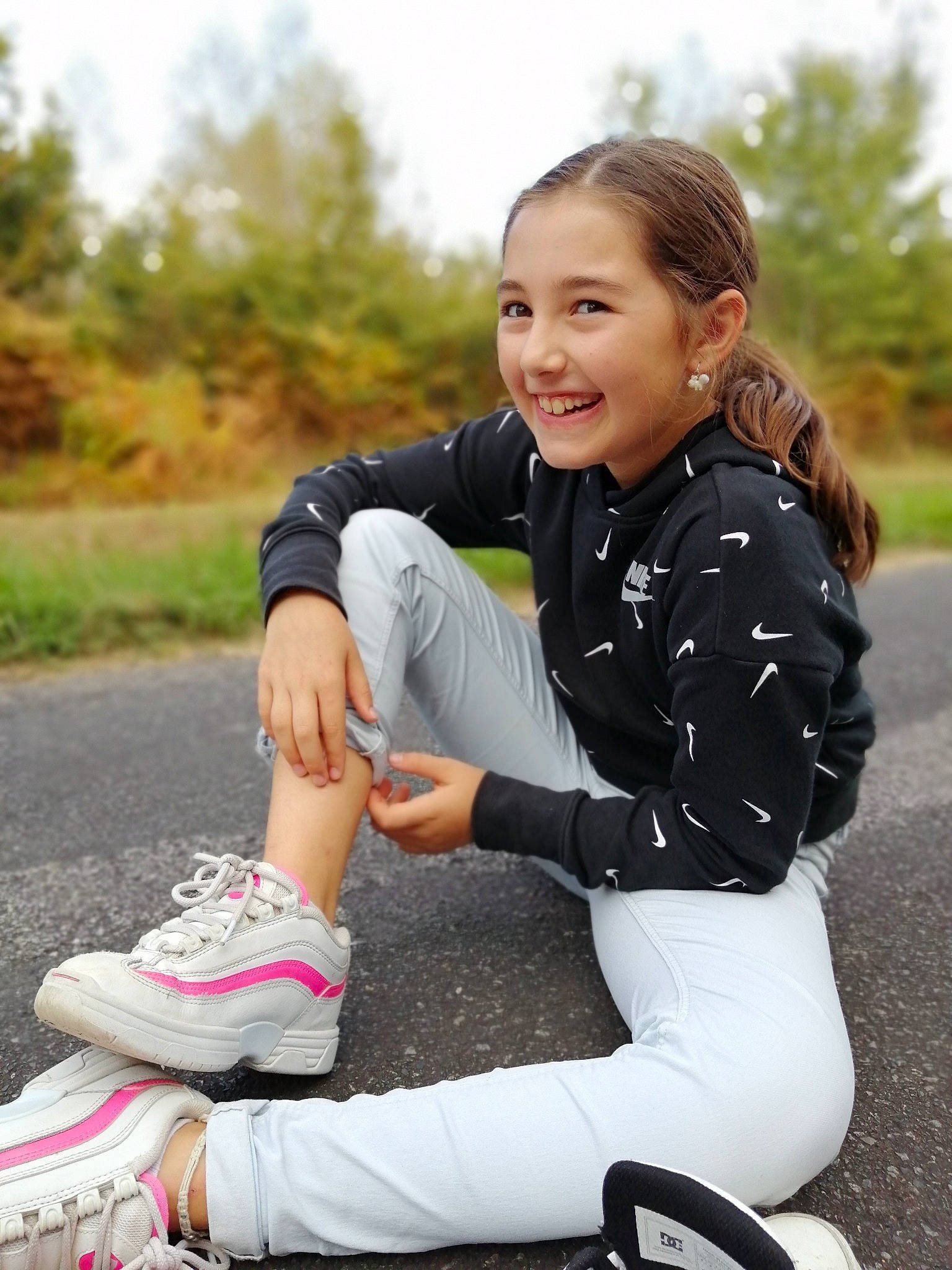 Lilly participe au concours pour gagner de l'argent avec cette photo : child, child_model, footwear, happy, joint, joy, knee, leisure, person, photography, recreation, roller_skates, shoe, sitting, skin, smile, sportswear, toddler, white