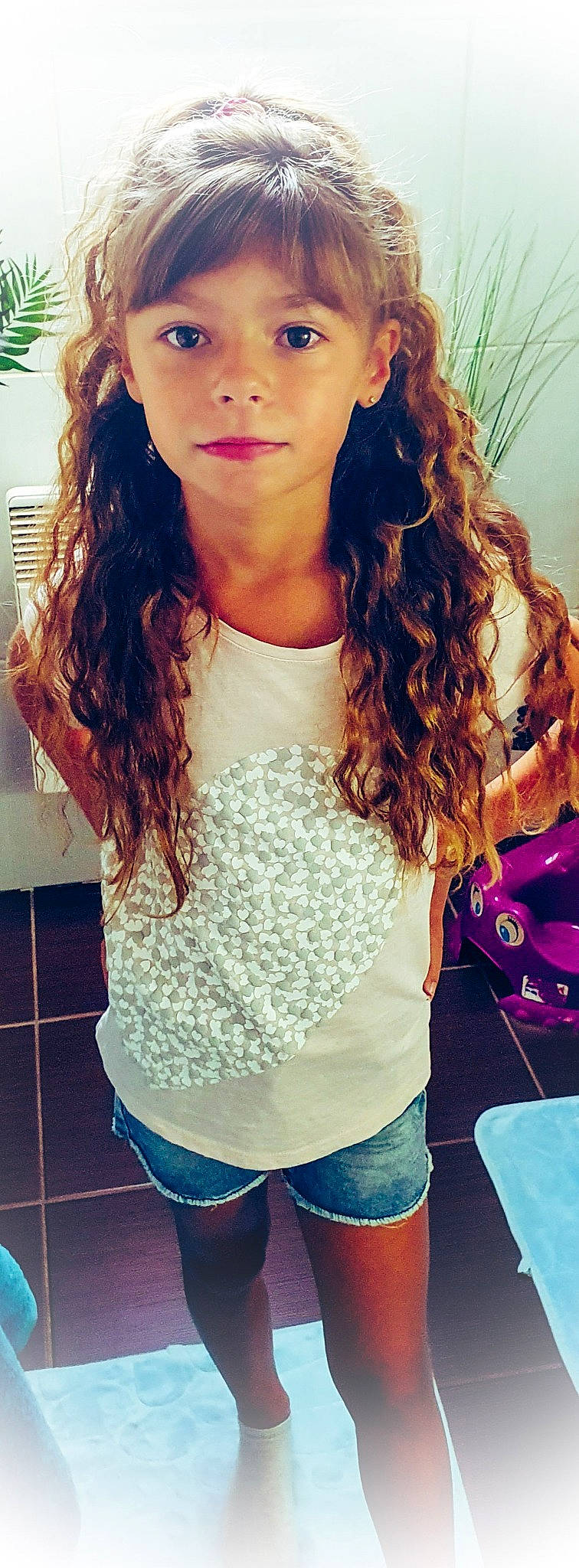 Louna a rejoint le concours — aidez-le/la à gagner de superbes lots ! blue, cool, eyebrow, eyelash, eyewear, facial_expression, fashion, hair, happy, jaw, jeans, lip, neck, organ, person, shoulder, sleeve, thigh, vision_care, waist