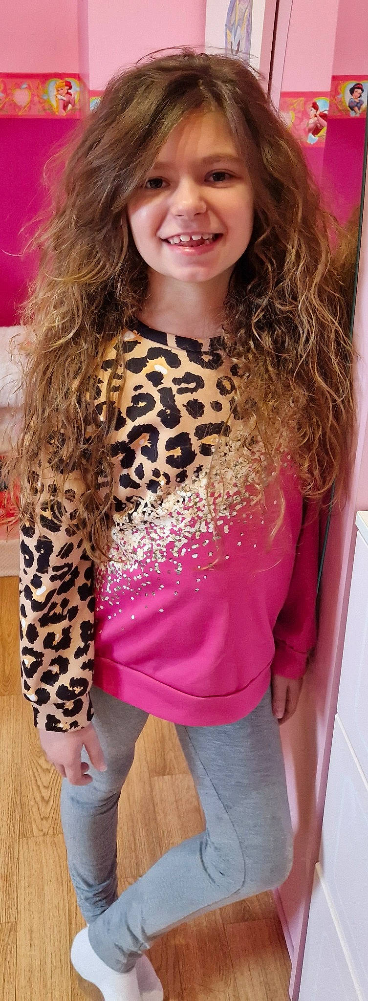 Louna a rejoint le concours — aidez-le/la à gagner de superbes lots ! beauty, blazer, eyelash, eyewear, fashion_design, fashion_model, jewellery, joint, joy, lip, magenta, neck, orange, pattern, person, pink, shoulder, sleeve, textile, thigh