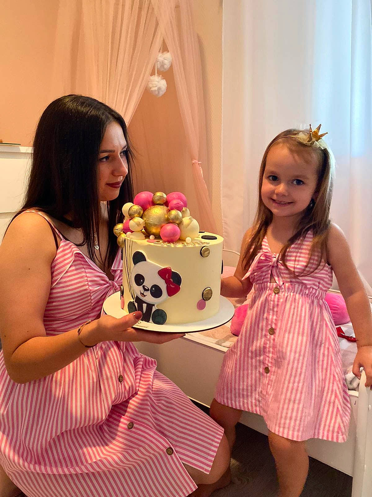 Lavinia a rejoint le concours — aidez-le/la à gagner de superbes lots ! birthday, birthday_cake, brown_hair, cake, cake_decorating, child, dress, event, fondant, food, icing, joy, party, person, pink, skin, sweetness, toddler