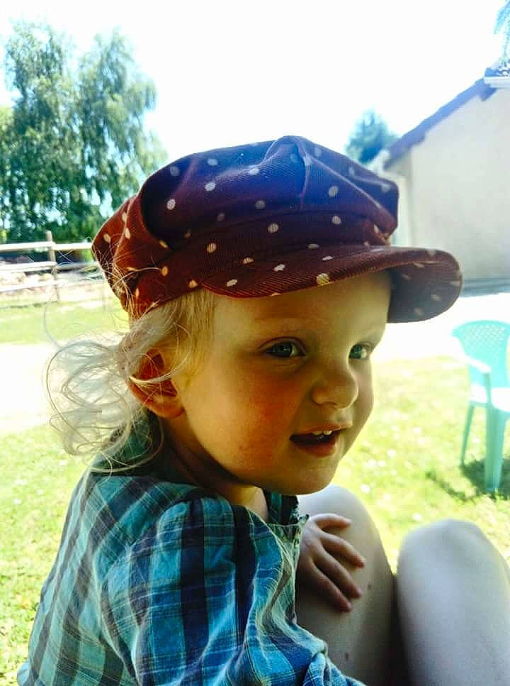 Gwenaëlle a rejoint le concours — aidez-le/la à gagner de superbes lots ! cap, child, cool, fashion_accessory, fun, hair_accessory, hairstyle, hat, head, headgear, person, sun_hat, toddler, vacation