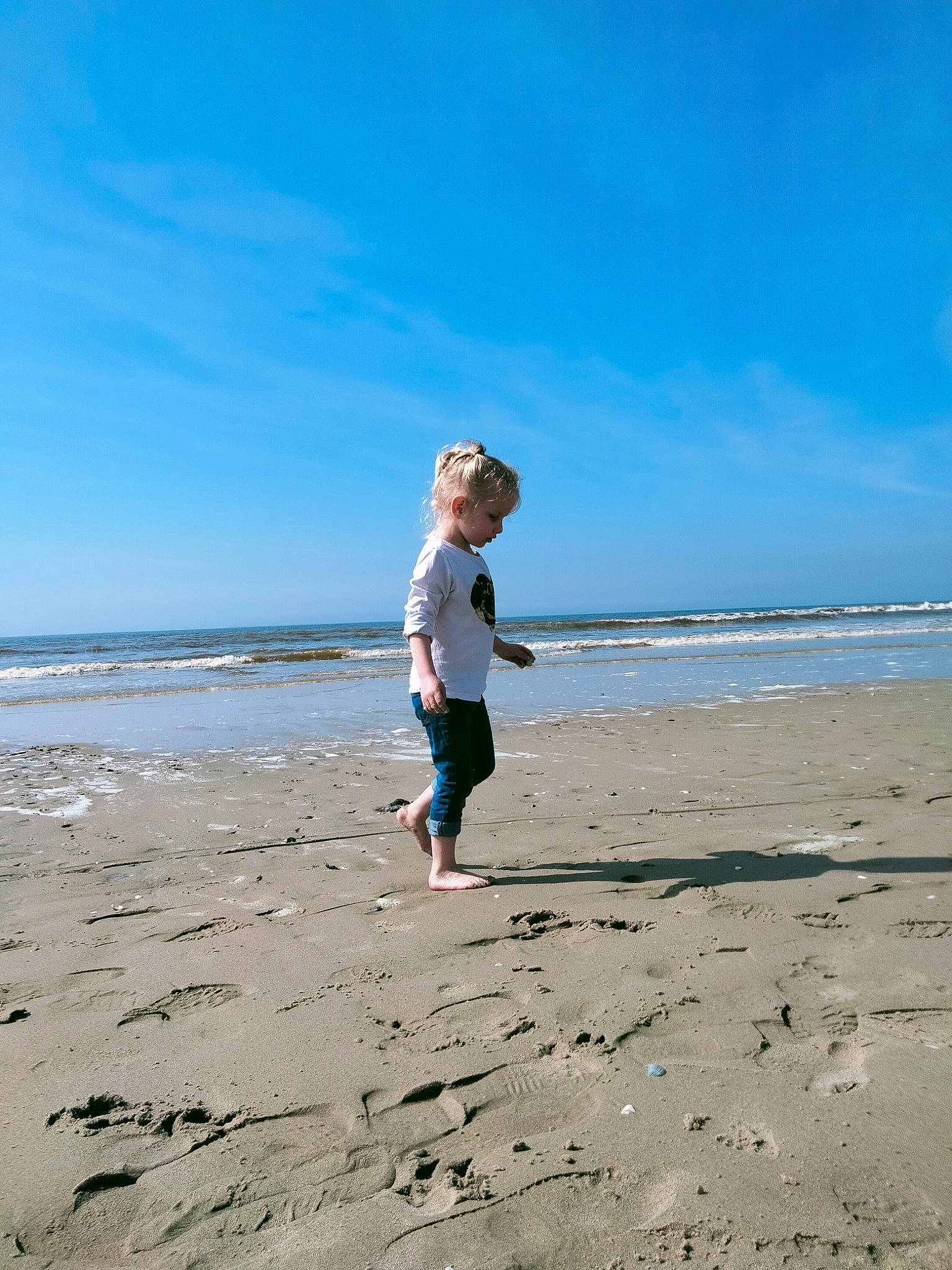 Elyana participe au concours pour gagner de l'argent avec cette photo : barefoot, beach, cloud, coastal_and_oceanic_landforms, fun, gesture, happy, holiday, horizon, landscape, leg, leisure, people_in_nature, people_on_beach, person, sky, standing, travel, vertebrate, water