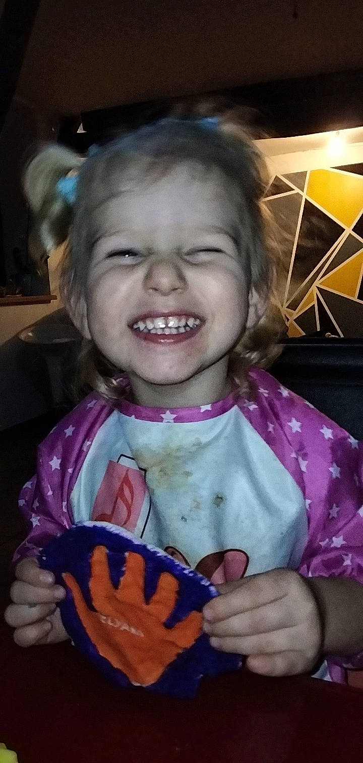 Elyana a rejoint le concours — aidez-le/la à gagner de superbes lots ! cheek, ear, eye, eyelash, finger, fun, gesture, hand, happy, head, iris, jaw, joy, lip, mouth, nose, person, skin, smile, thumb