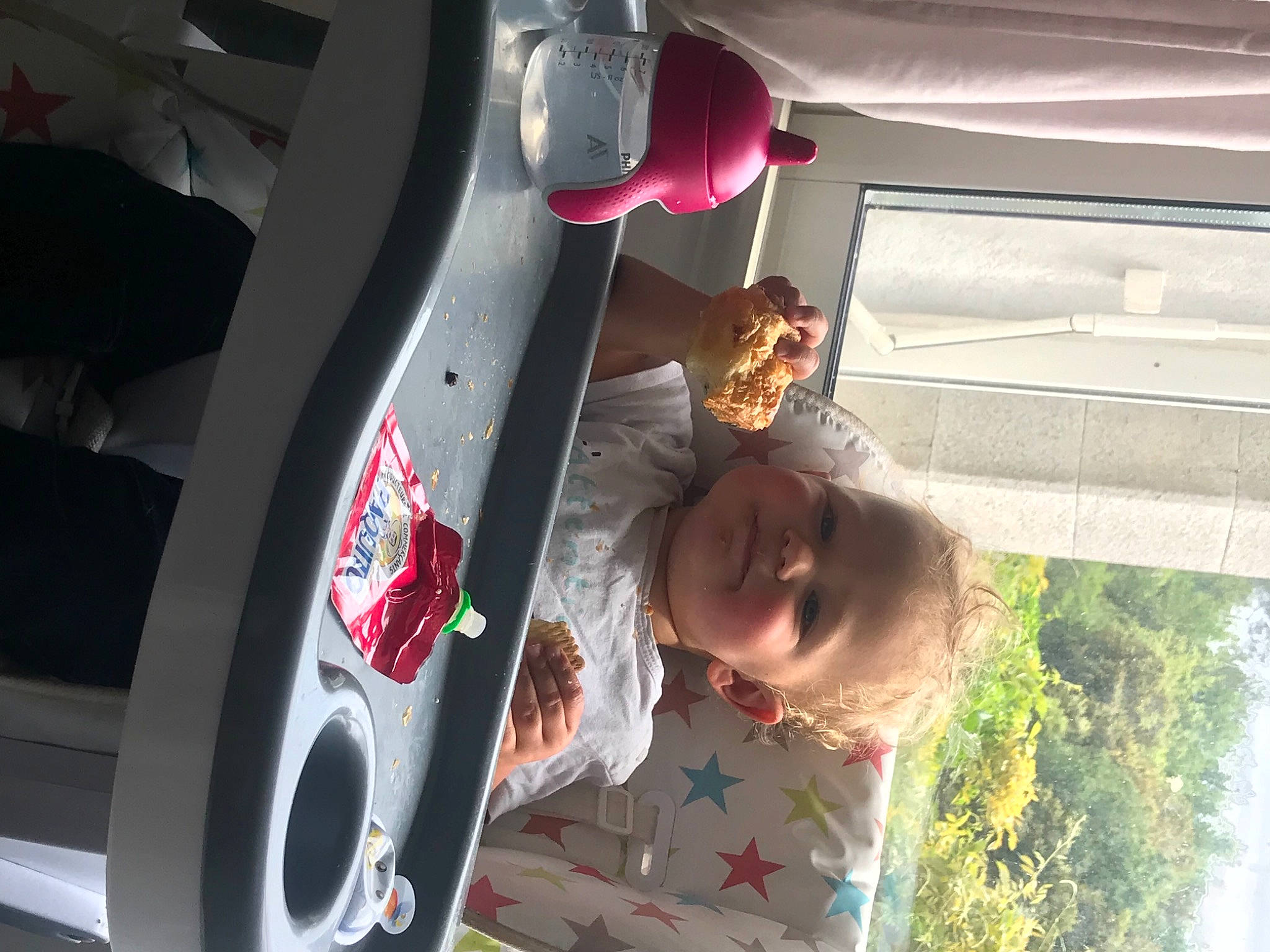 Evann a rejoint le concours — aidez-le/la à gagner de superbes lots ! alloy_wheel, automotive_design, automotive_exterior, automotive_lighting, automotive_tail_brake_light, automotive_tire, bumper, car, fender, hubcap, motor_vehicle, person, personal_luxury_car, plant, tints_and_shades, tire, tree, vehicle, vehicle_door, wheel