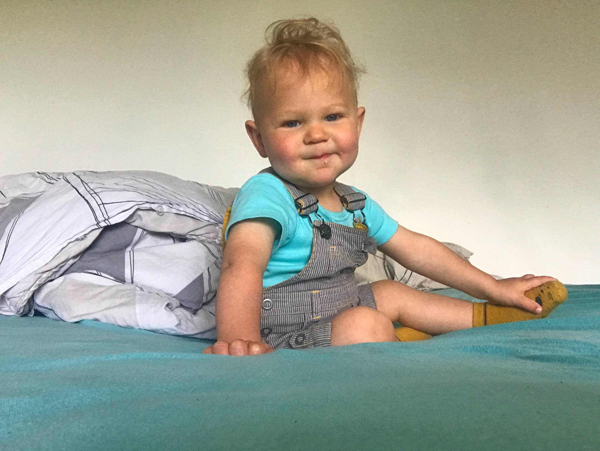 Evann participe au concours pour gagner de l'argent avec cette photo : baby, baby_toddler_clothing, barefoot, comfort, elbow, flash_photography, flooring, fun, grass, happy, human_leg, joint, joy, knee, leg, leisure, person, shoulder, sleeve, smile