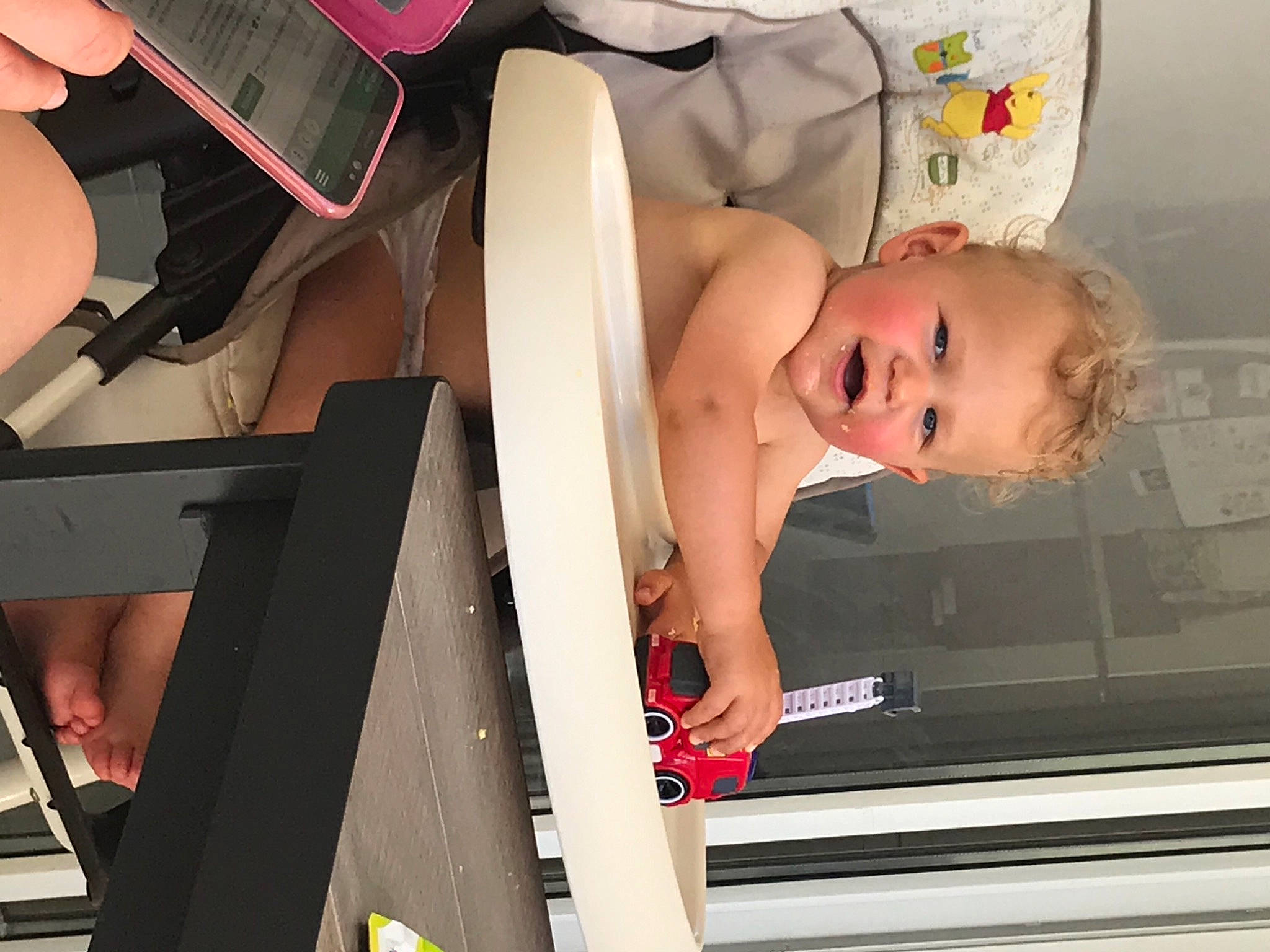 Evann a rejoint le concours — aidez-le/la à gagner de superbes lots ! abdomen, auto_part, automotive_design, automotive_exterior, baby, baby_products, chest, child, eyewear, finger, fun, hairstyle, human_leg, nail, person, room, sitting, skin, thigh, toddler