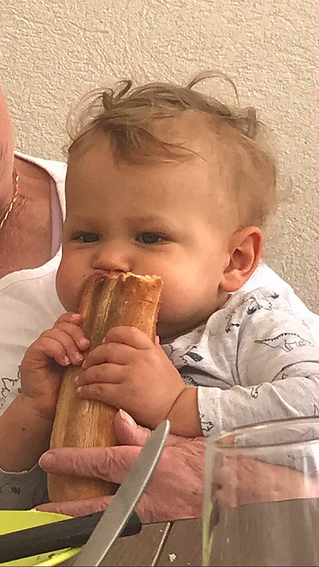 Evann participe au concours pour gagner de l'argent avec cette photo : baby, brown_hair, child, drinking, finger, food, food_craving, fun, hand, happy, junk_food, lip, mouth, nose, person, sharing, sitting, skin, sweetness, tableware