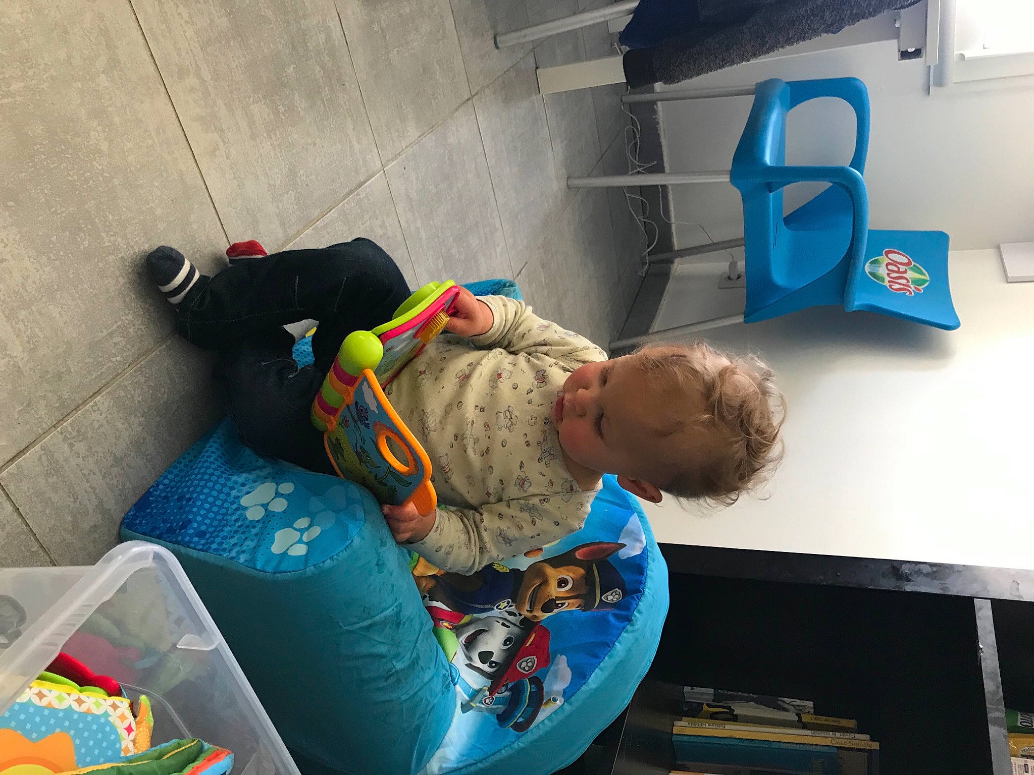 Evann participe au concours pour gagner de l'argent avec cette photo : baby, baby_toddler_clothing, child, comfort, concrete, electric_blue, flooring, fun, leisure, person, play, recreation, room, sitting, t_shirt, toddler, travel