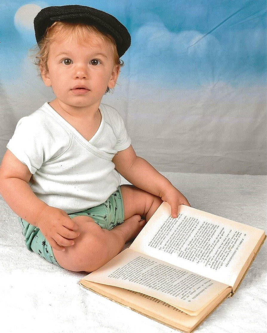 Louka participe au concours pour gagner de l'argent avec cette photo : baby, baby_toddler_clothing, book, child, cloud, flash_photography, font, fun, happy, leisure, netbook, person, portrait_photography, publication, reading, sitting, sky, sleeve, t_shirt, toddler