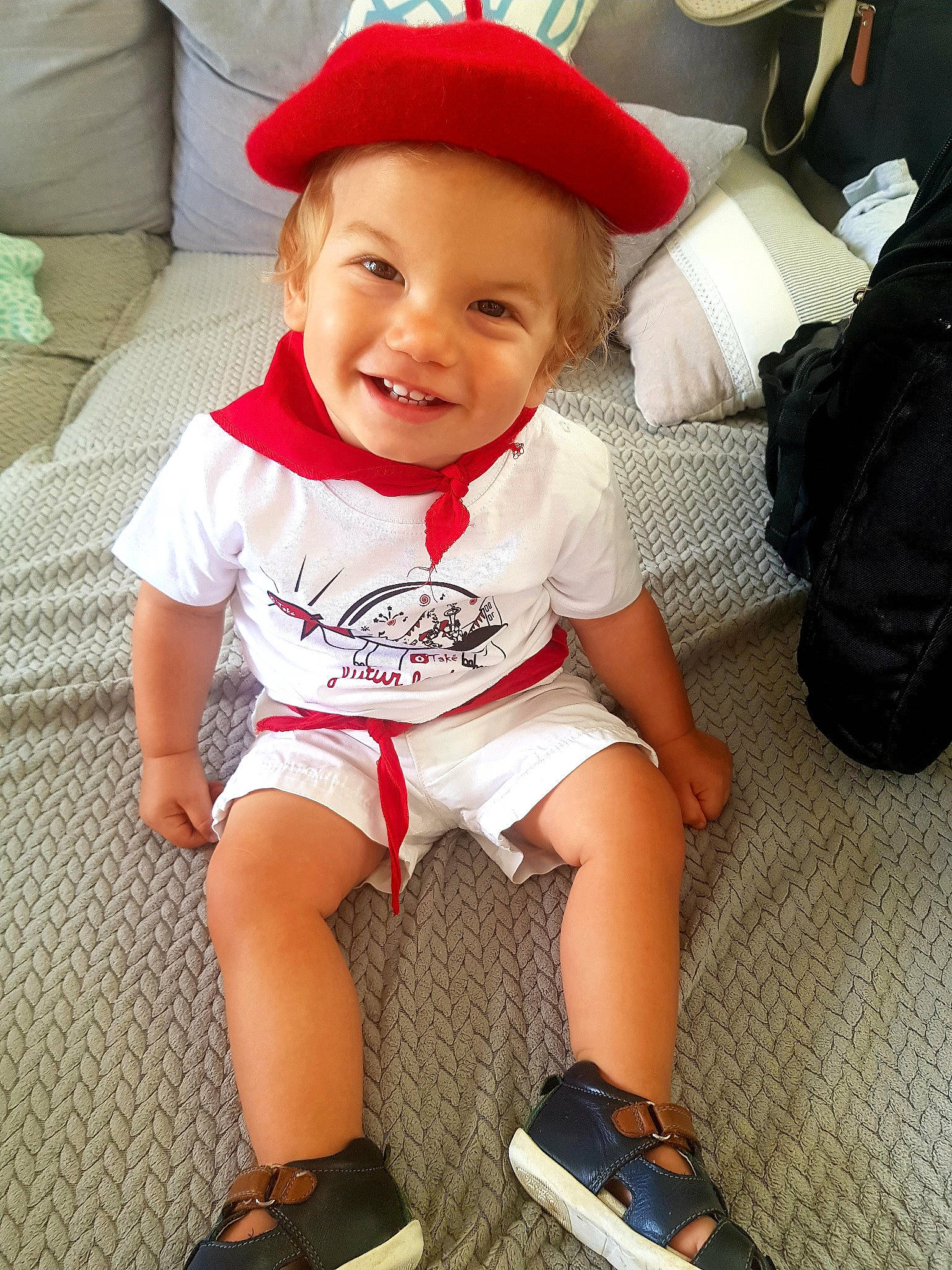 Louka a rejoint le concours — aidez-le/la à gagner de superbes lots ! baby, baby_toddler_clothing, bag, cap, child, costume_hat, happy, hat, headwear, human_leg, joy, knee, lap, luggage_and_bags, person, shorts, sleeve, smile, sock, t_shirt