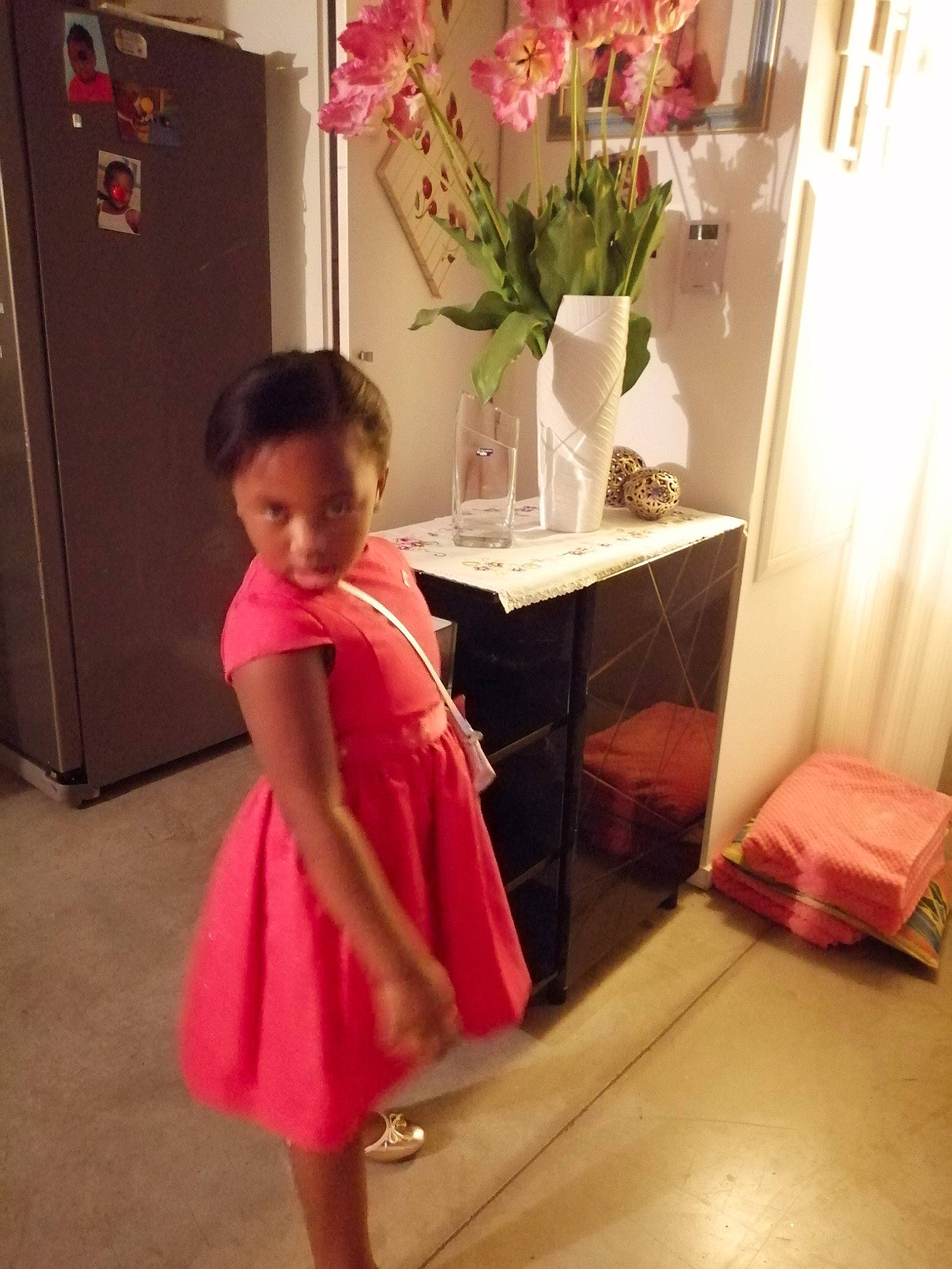 Ayline participe au concours pour gagner de l'argent avec cette photo : artificial_flower, baby_toddler_clothing, bouquet, centrepiece, cut_flowers, day_dress, dress, floor, flooring, floral_design, flower_arranging, interior_design, magenta, one_piece_garment, peach, person, petal, pink, room, shoulder