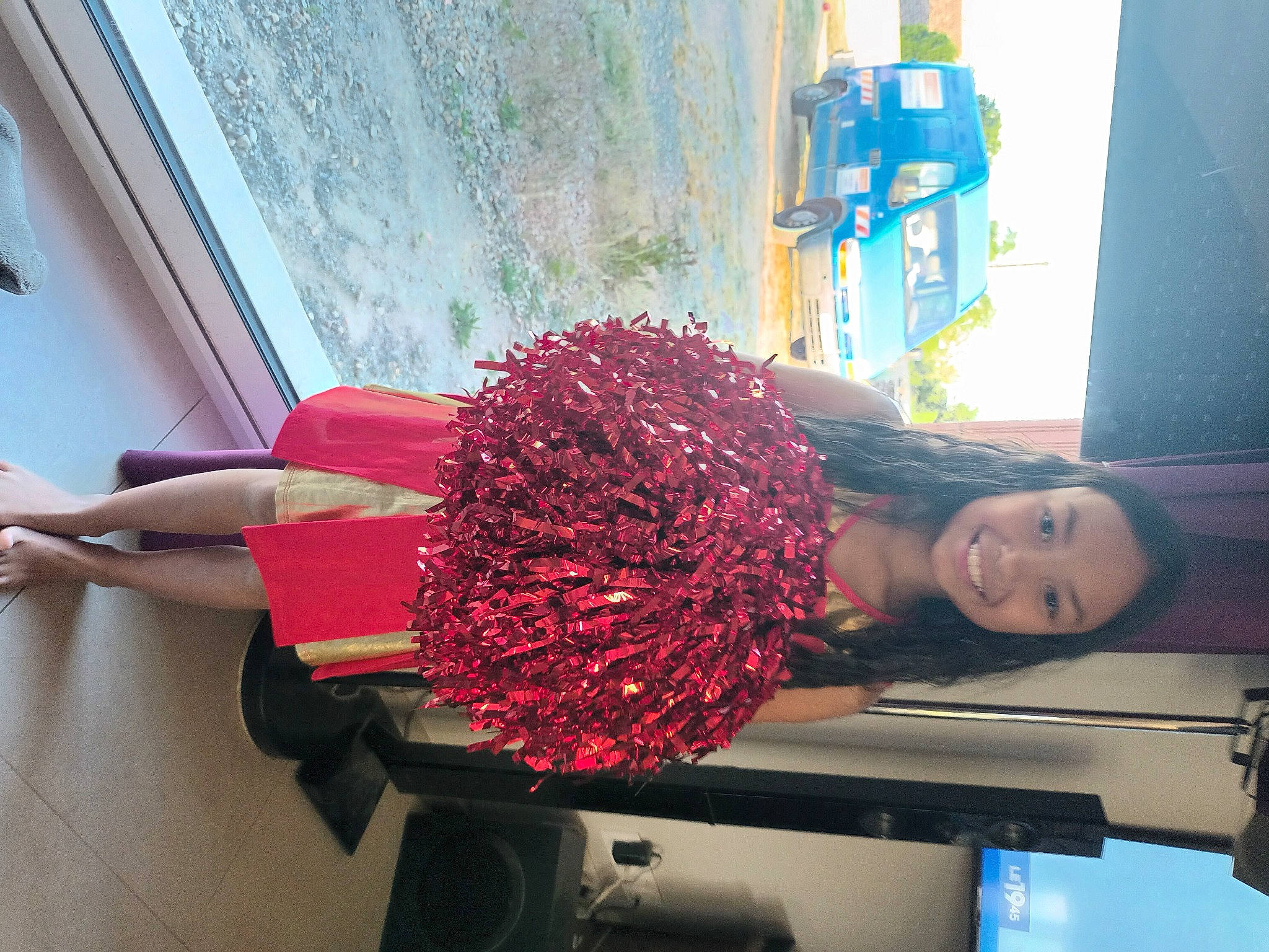 Lana a rejoint le concours — aidez-le/la à gagner de superbes lots ! art, automotive_design, blue, carmine, design, electric_blue, fashion_design, flooring, fun, human_leg, interior_design, joy, machine, magenta, metal, person, red, room, table, thigh