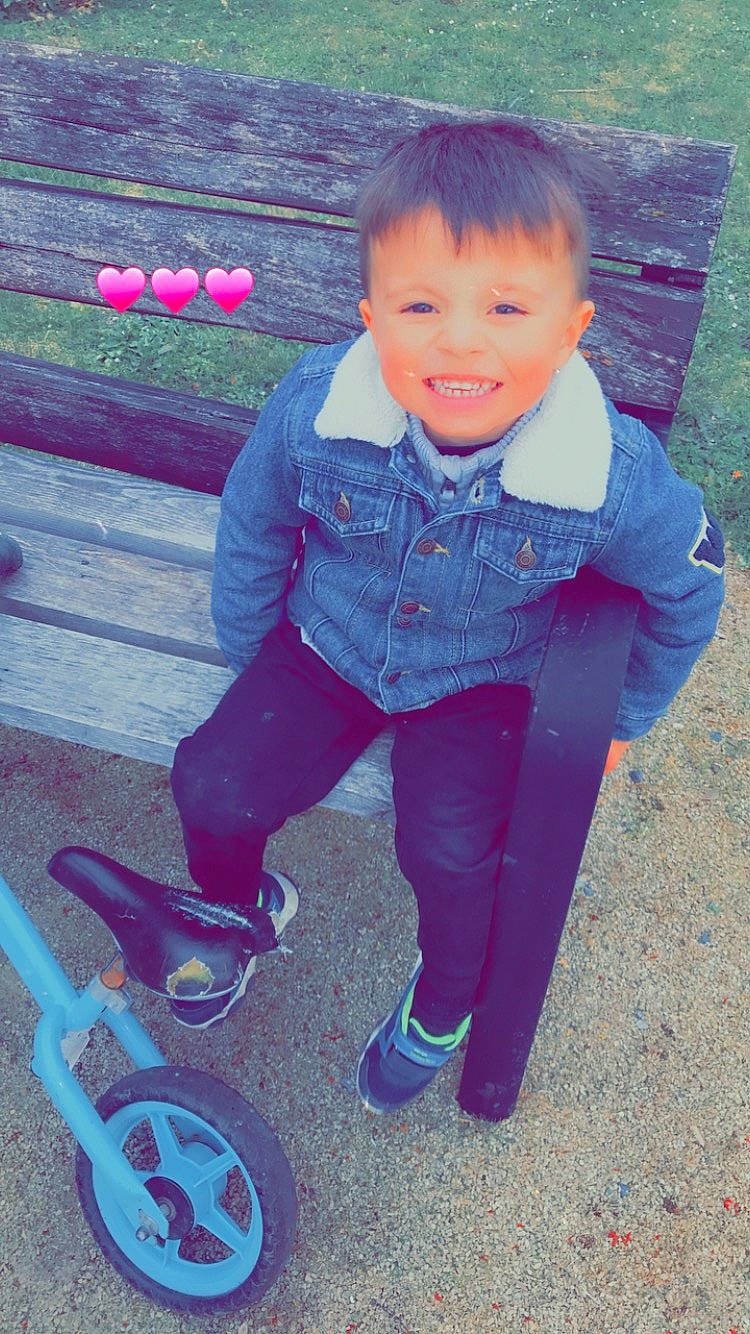 Timéo a rejoint le concours — aidez-le/la à gagner de superbes lots ! baby_toddler_clothing, cool, facial_expression, footwear, grass, hairstyle, hand, happy, jeans, joy, leg, people_in_nature, person, photograph, riding_toy, shoe, skin, sleeve, smile, standing