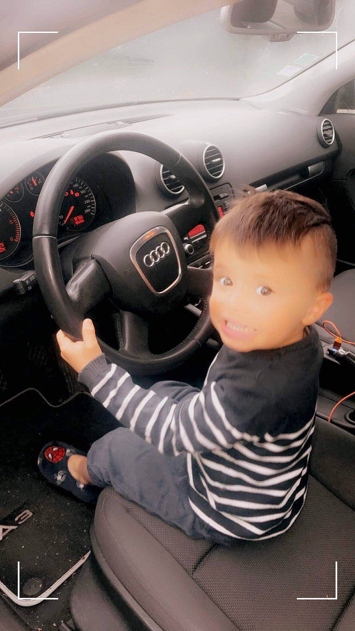 Timéo participe au concours pour gagner de l'argent avec cette photo : auto_part, automotive_design, automotive_exterior, automotive_lighting, automotive_wheel_system, car, car_seat_cover, gauge, gear_shift, motor_vehicle, person, personal_luxury_car, rim, speedometer, steering_part, steering_wheel, tachometer, vehicle, vehicle_door, white