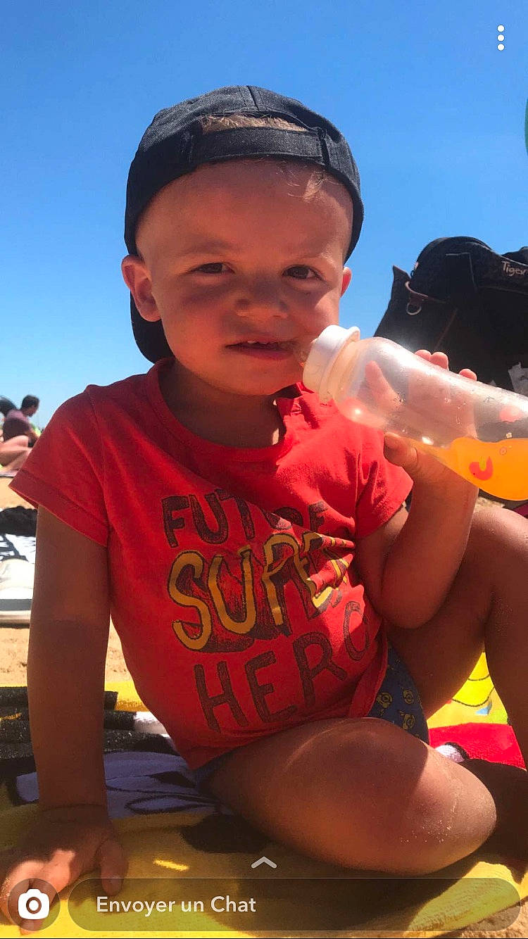 Gohan a rejoint le concours — aidez-le/la à gagner de superbes lots ! baseball_cap, cap, child, competition_event, cool, event, eyewear, facial_expression, fun, grass, happy, hat, leisure, mouth, person, personal_protective_equipment, recreation, sky, t_shirt, thigh