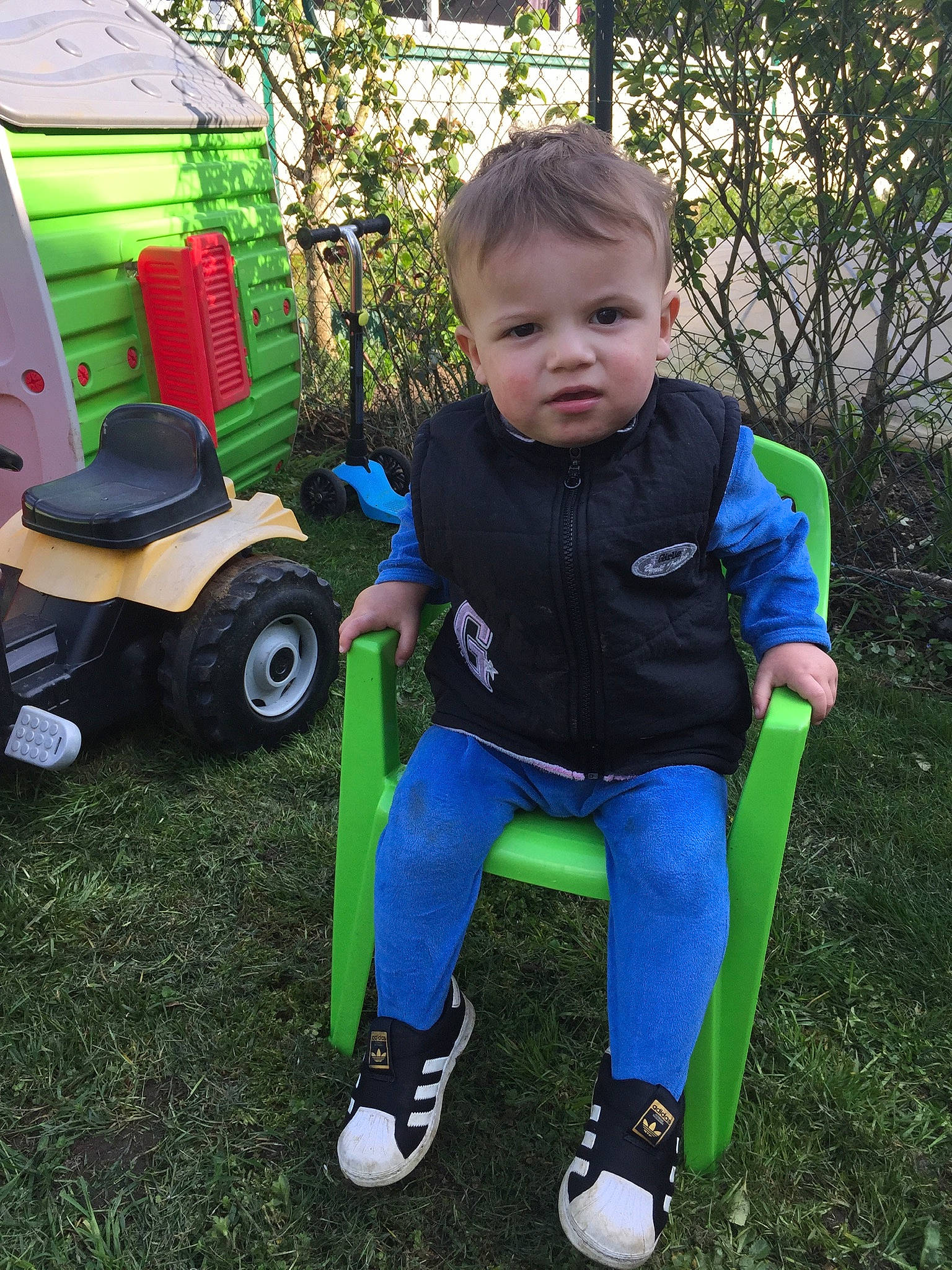 Gohan a rejoint le concours — aidez-le/la à gagner de superbes lots ! automotive_tire, baby, baby_toddler_clothing, child, electric_blue, fun, grass, happy, lawn, leisure, people_in_nature, person, plant, product, public_space, recreation, sneakers, tire, toddler, tree