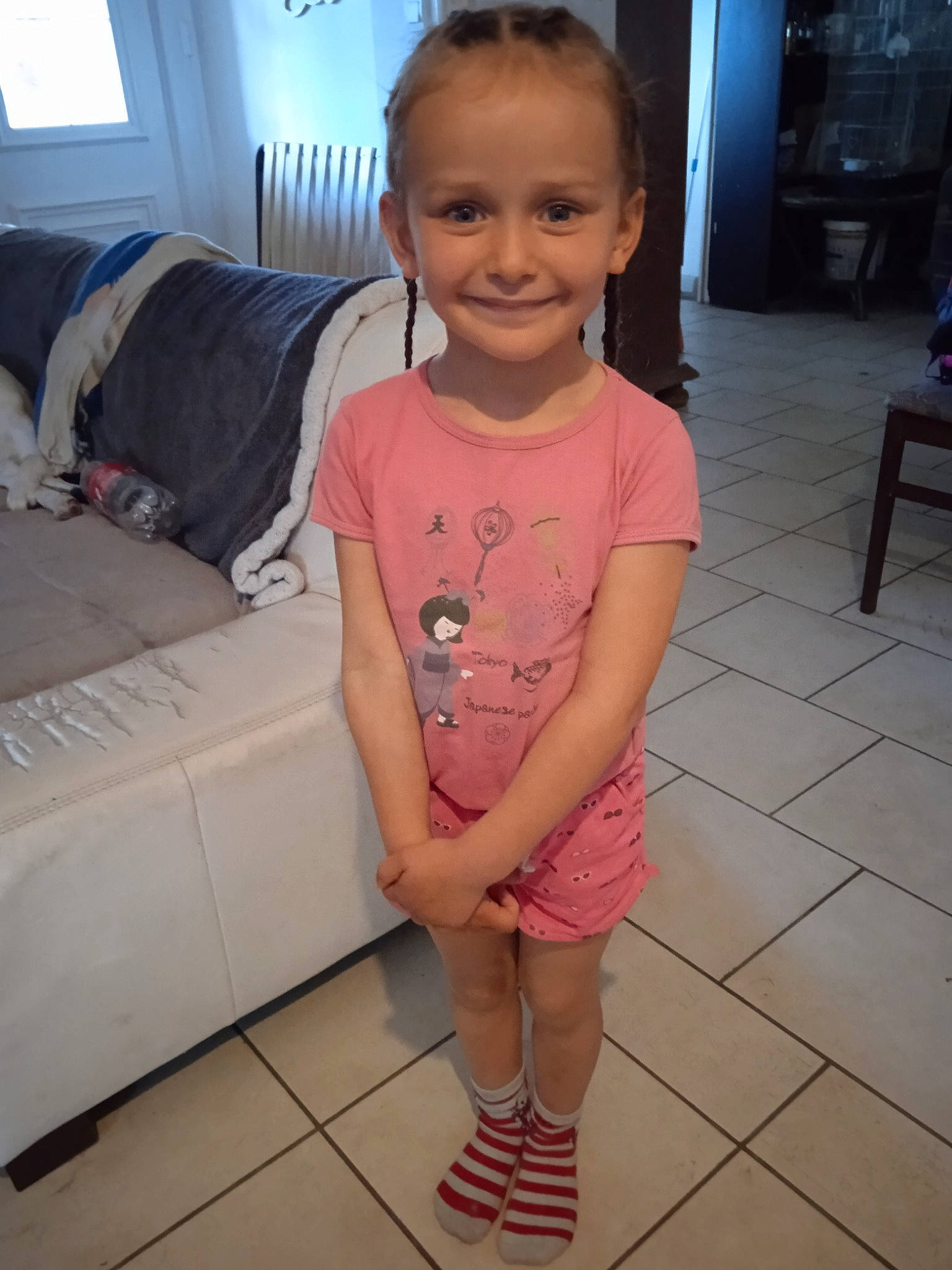 Louana participe au concours pour gagner de l'argent avec cette photo : baby_toddler_clothing, cheek, eye, eyebrow, face, floor, flooring, happy, head, human_body, joint, joy, person, pink, shoulder, skin, sleeve, smile, standing, toddler