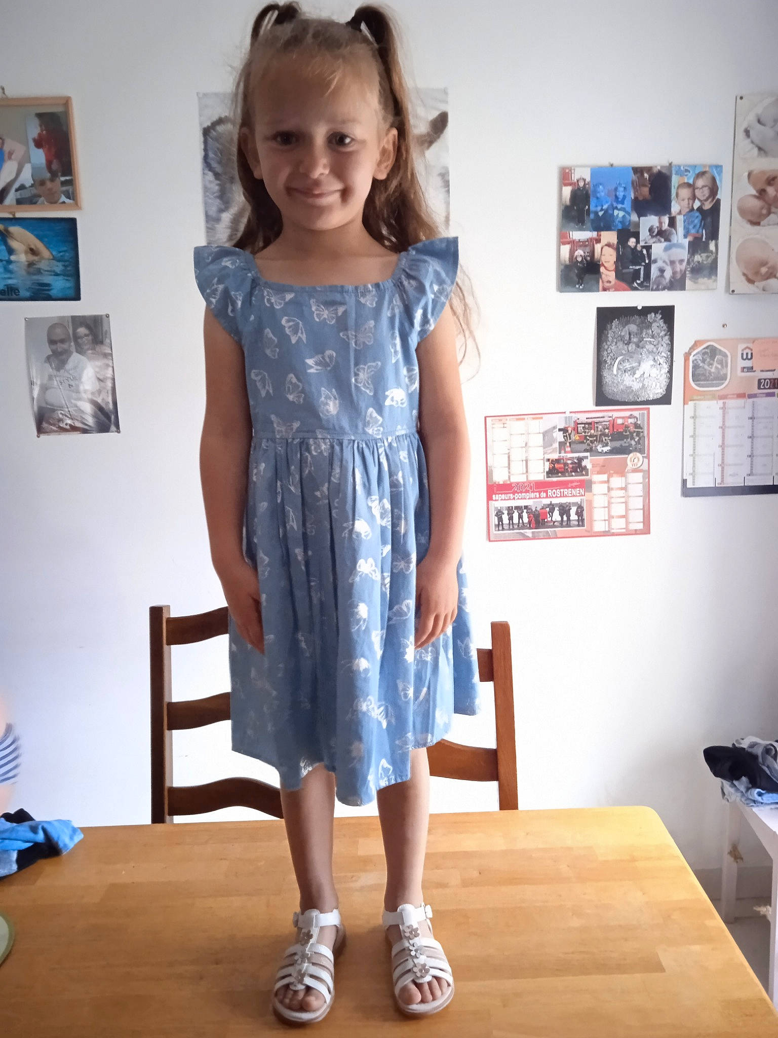 Louana participe au concours pour gagner de l'argent avec cette photo : art, blue, blurred, day_dress, electric_blue, fashion_design, flooring, happy, hardwood, human_leg, joint, joy, knee, person, picture_frame, shoulder, sleeve, smile, standing, thigh