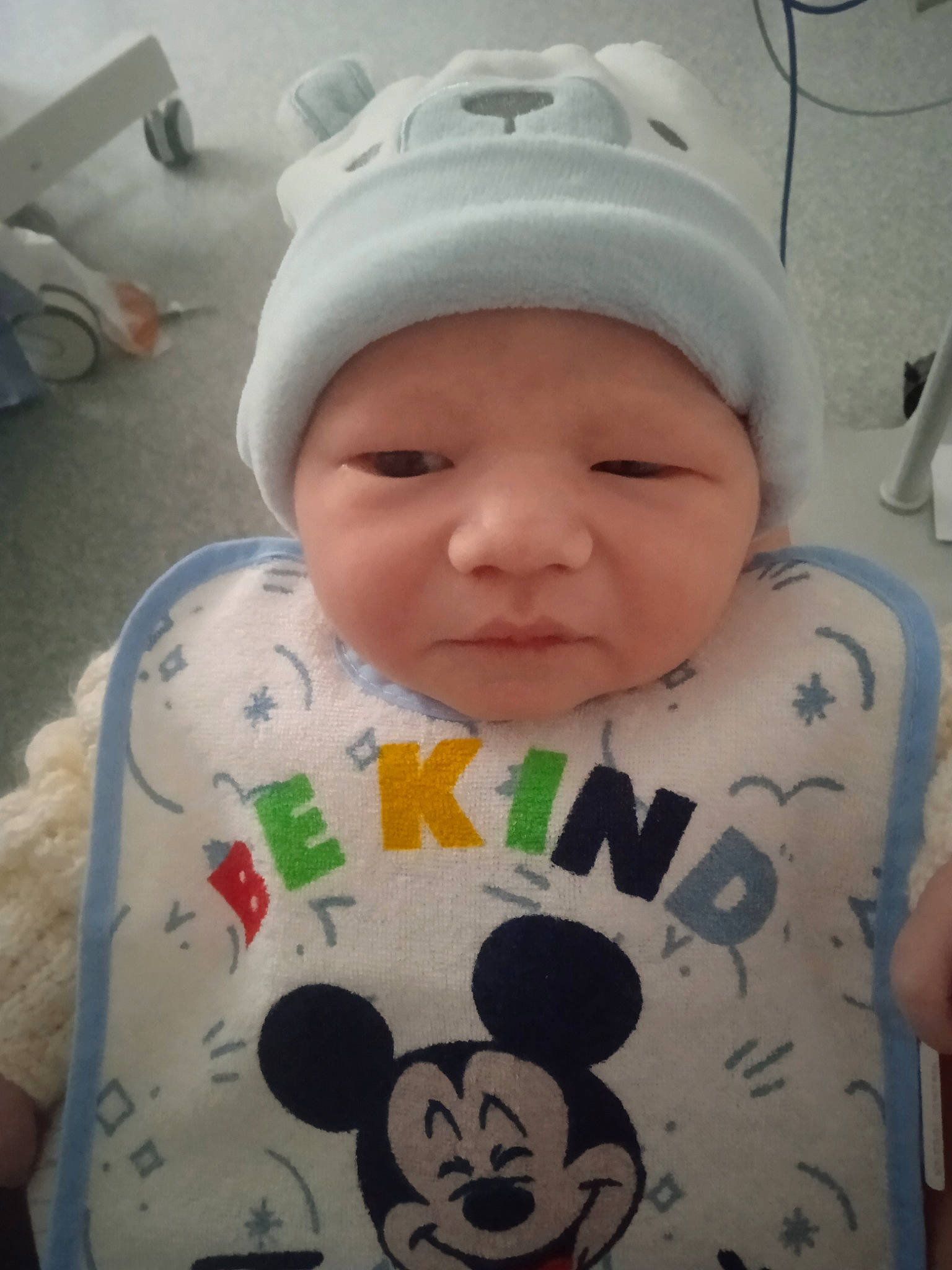 Thiméo participe au concours pour gagner de l'argent avec cette photo : baby, baby_toddler_clothing, bib, cap, cheek, child, comfort, cool, eyelash, facial_expression, fun, happy, headwear, hoodie, nose, pattern, person, skin, sleeve, t_shirt