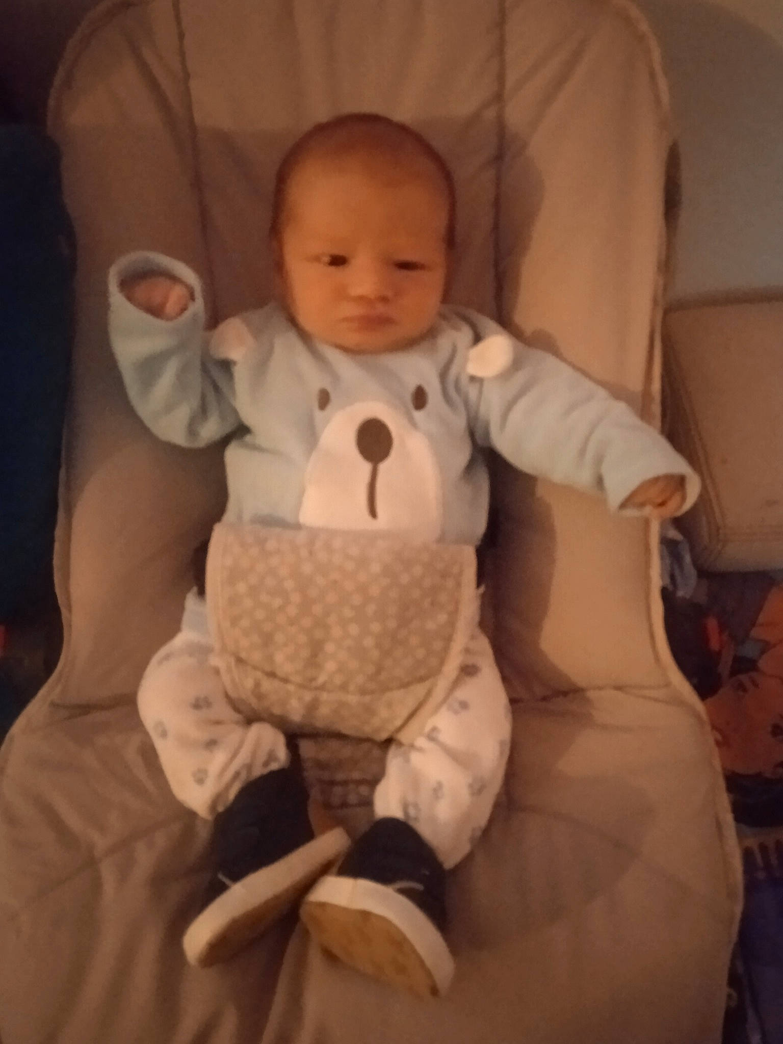 Thiméo a rejoint le concours — aidez-le/la à gagner de superbes lots ! arm, baby, baby_sleeping, baby_toddler_clothing, chair, cheek, comfort, finger, hand, head, human_body, lap, leg, nose, person, skin, sleeve, stuffed_toy, textile, thumb