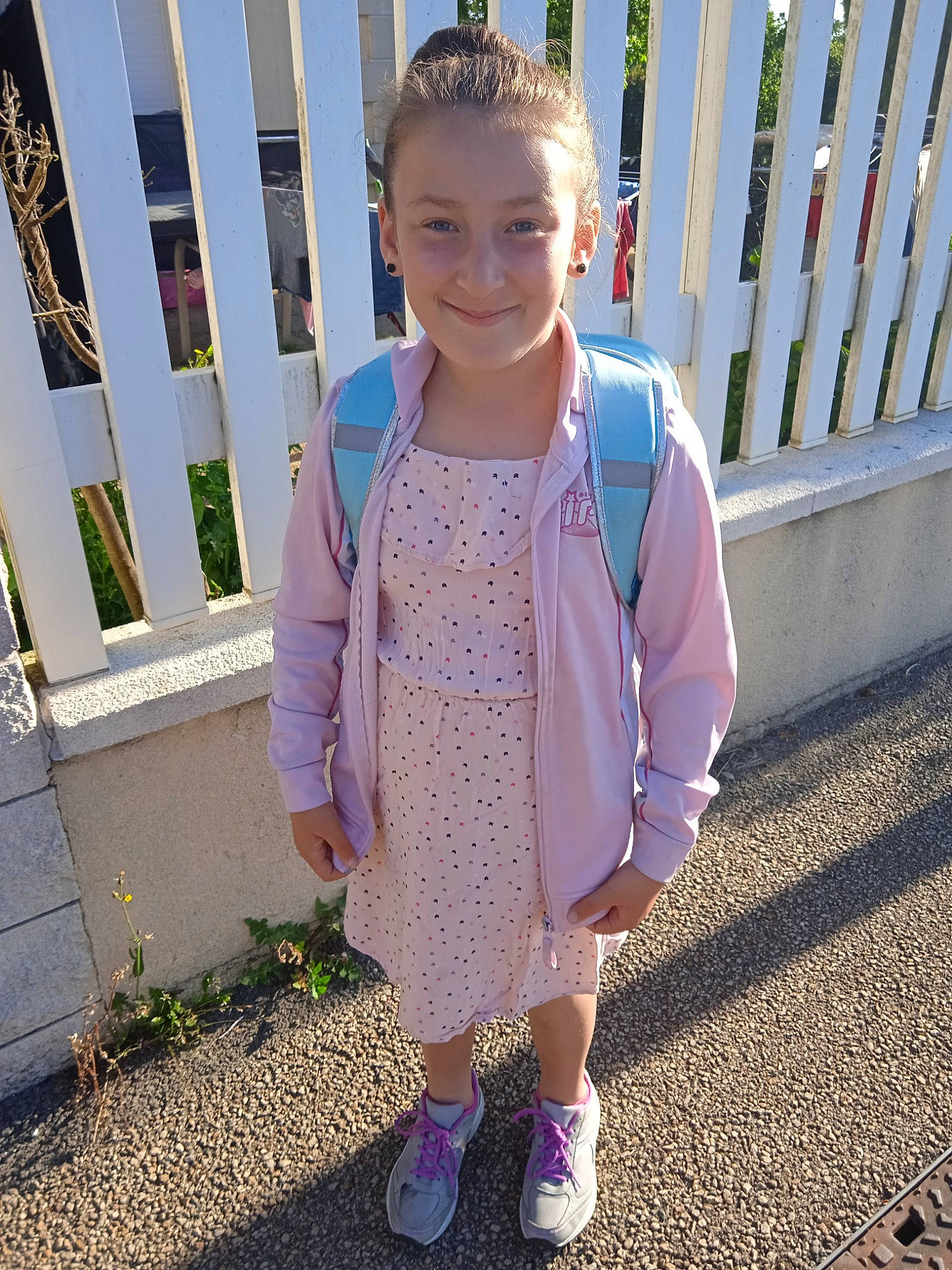 Léa participe au concours pour gagner de l'argent avec cette photo : baby_toddler_clothing, cool, electric_blue, eye, face, facial_expression, fence, footwear, fun, grass, happy, joy, magenta, person, pink, purple, sleeve, smile, street_fashion, t_shirt